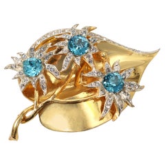 Spilla vintage Coro Craft in oro sterling a forma di foglia con fiori, circa anni '40