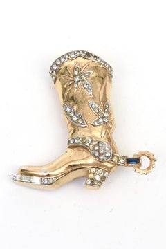 Spilla o ciondolo vintage a forma di stivale da cowboy in metallo dorato con strass, firmato Coro, anni '70