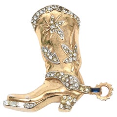 Spilla o ciondolo vintage a forma di stivale da cowboy in metallo dorato con strass, firmato Coro, anni '70