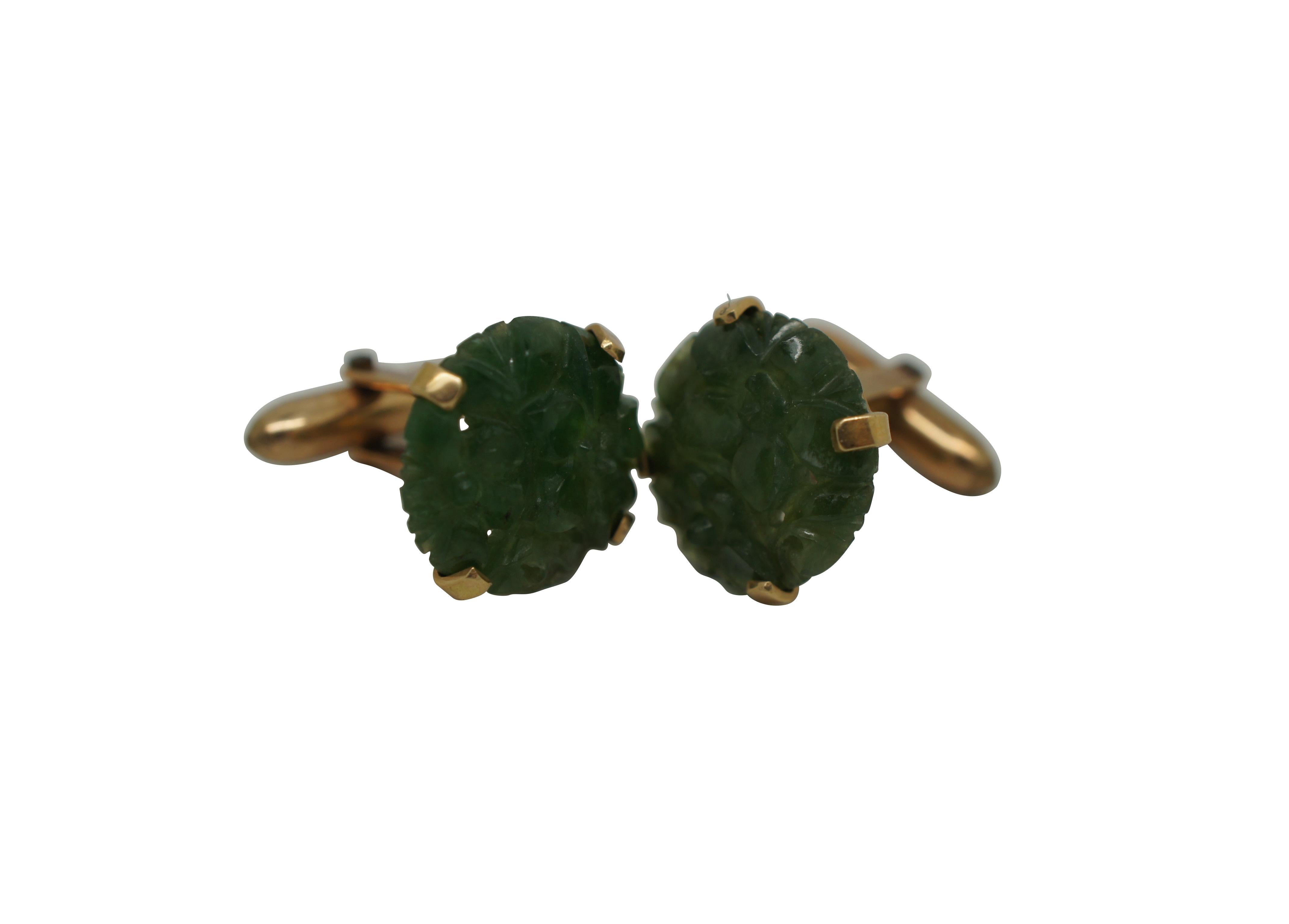 Vintage 10k yellow gold and carved jade flower cufflinks.

Dimensions:
0.5” x 0.75” x 0.5” (Width x Depth x Height) / Combined Weight - 6.9 g