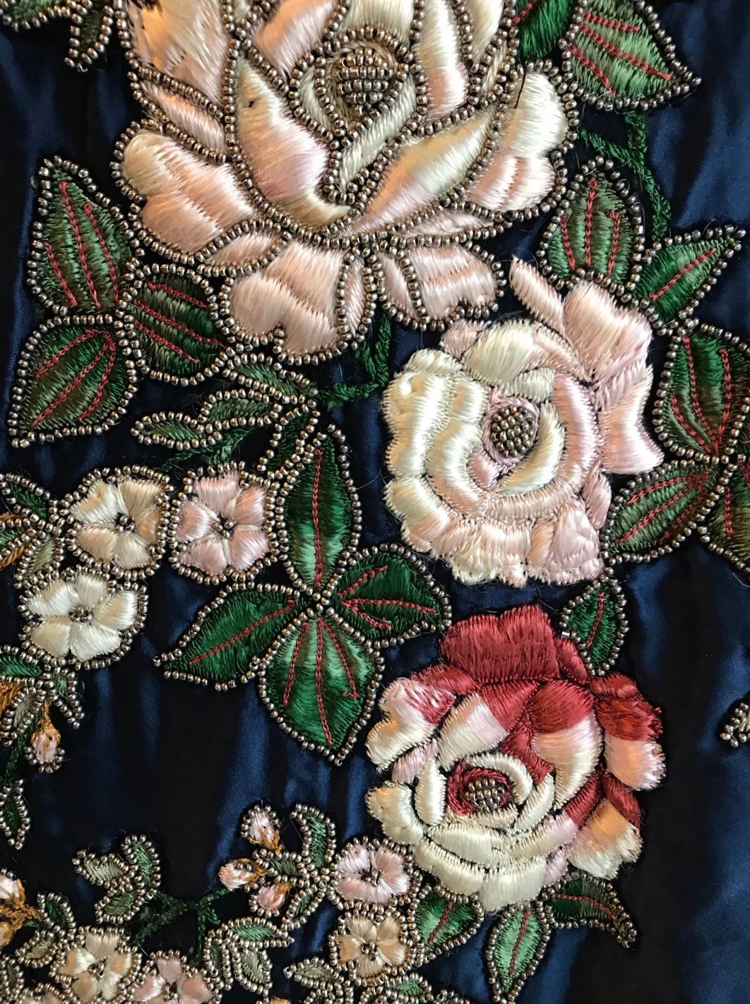 Deux pièces de soirée à corset de Eavis & Brown. Jupe et corset en soie bleu royal fabriqués à la main en Angleterre. Elle est ornée de roses roses pâles et de feuilles de mousse appliquées, ainsi que d'un contour perlé. Le corset se ferme par des