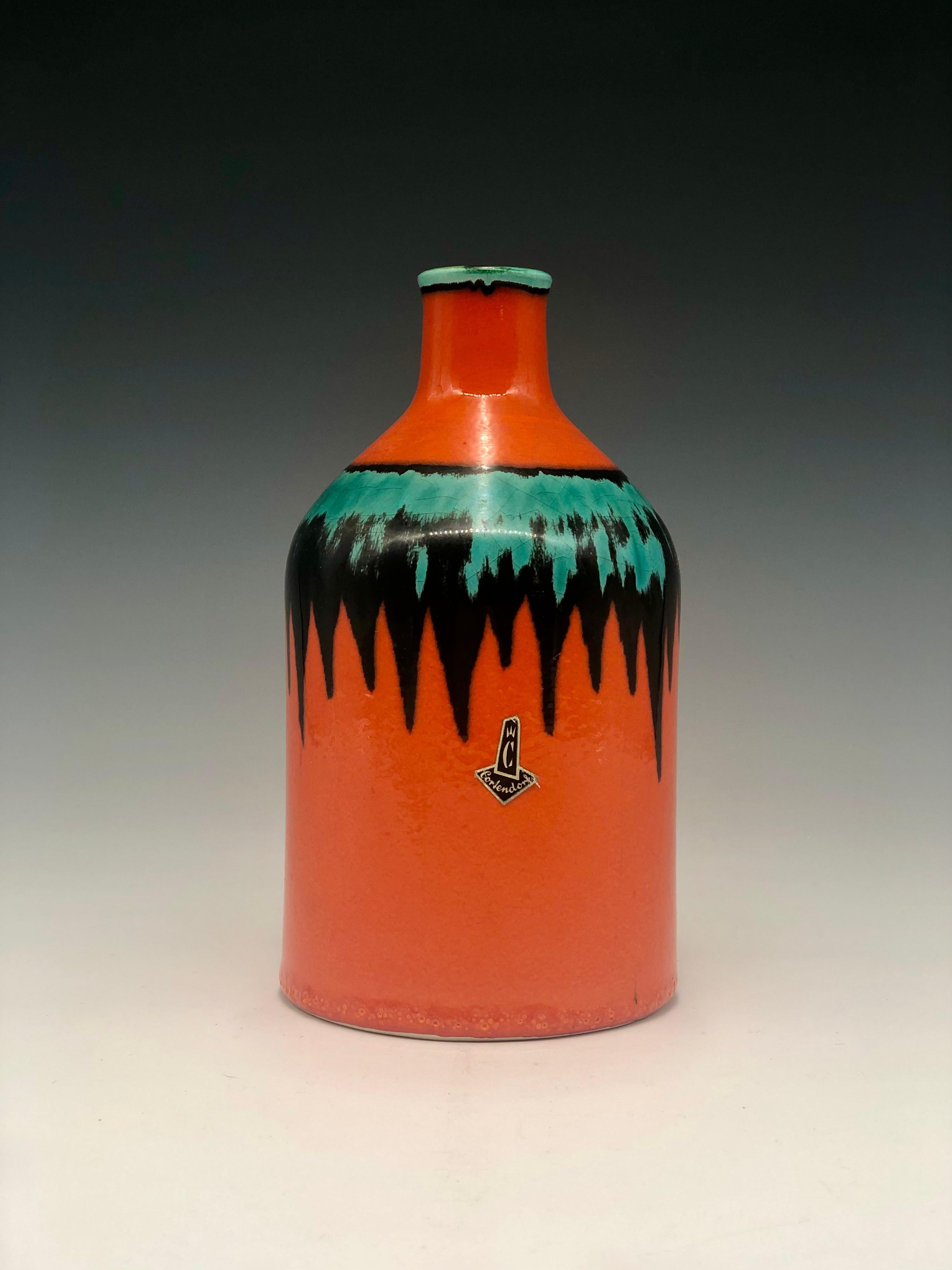 Vaso di Cortendorf di metà secolo dai colori vivaci e audaci, arancione, nero e verde acqua. Un bellissimo e audace esempio di West German Pottery degli anni Cinquanta. Ha l'etichetta originale del produttore, 
