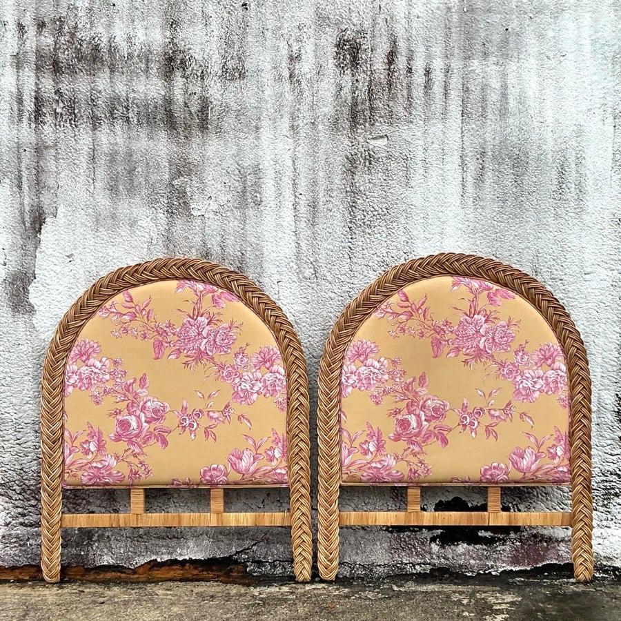 Verwandeln Sie Ihr Schlafzimmer in einen ruhigen Rückzugsort an der Küste mit diesem schönen Paar geflochtener Rattanbetten im Vintage-Stil. Mit ihren kunstvoll geflochtenen Rattanrahmen und den bezaubernden Kopfteilen mit Blumenmuster verbinden