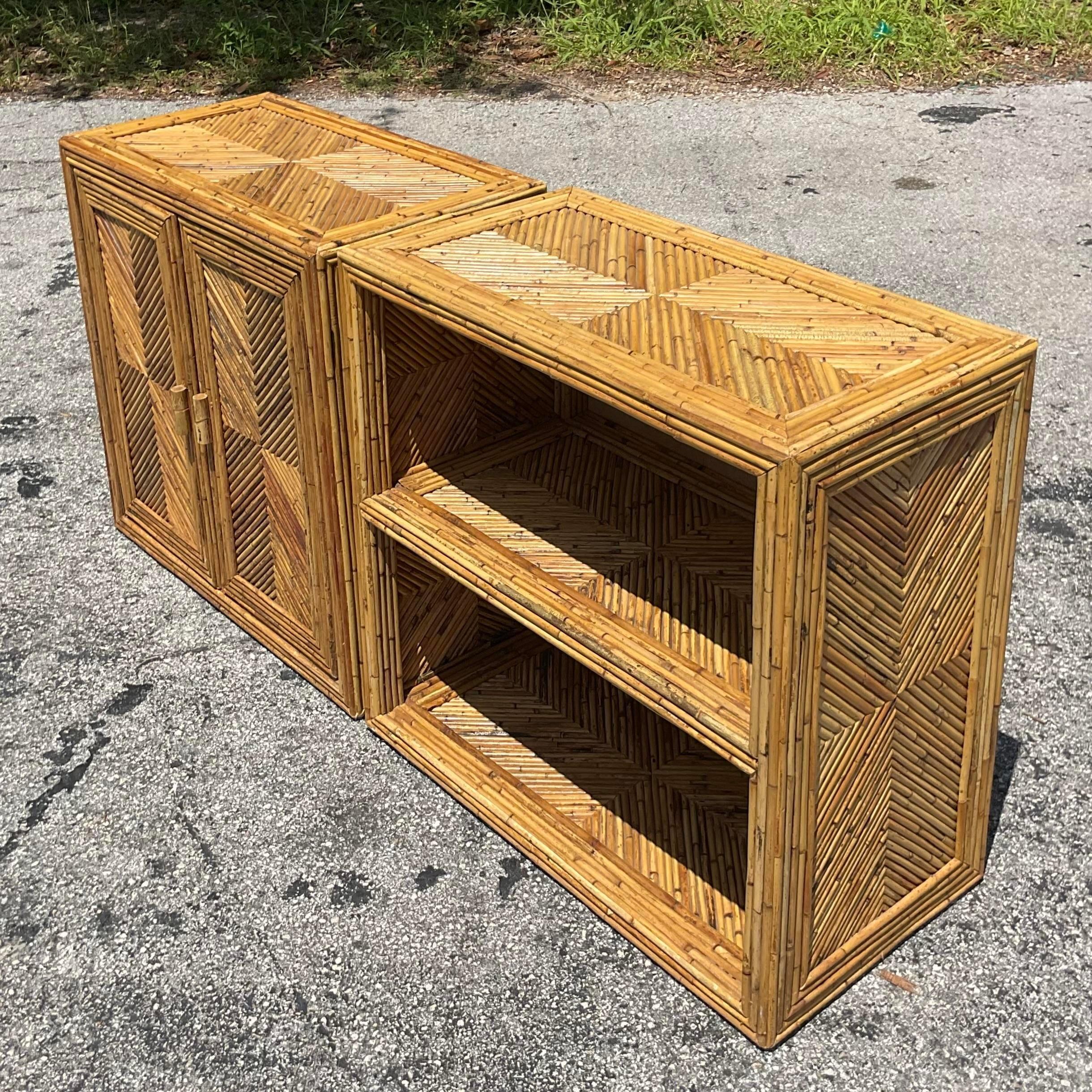 Mit den Vintage Coastal Chevron Pencil Reed Cabinets - 2er-Set - fangen Sie die Essenz des Küstenlebens ein. Diese Schränke erinnern an klassische amerikanische Strandhäuschen und weisen ein zeitloses Chevron-Muster auf, das aus natürlichem