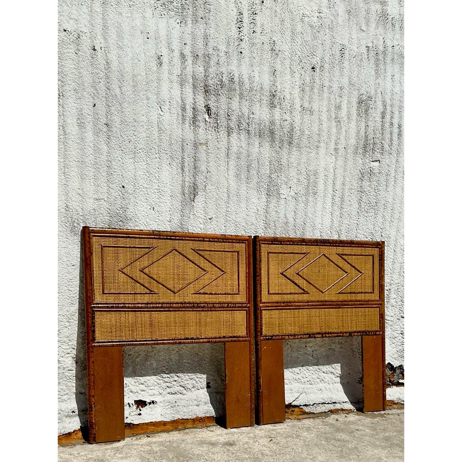 Infondi nella tua camera da letto uno charme rilassato e leggero con questa rara coppia di testiere vintage in bambù con motivo a diamante. Realizzate a mano con intricati dettagli in rattan intrecciato, queste testiere evocano lo spirito