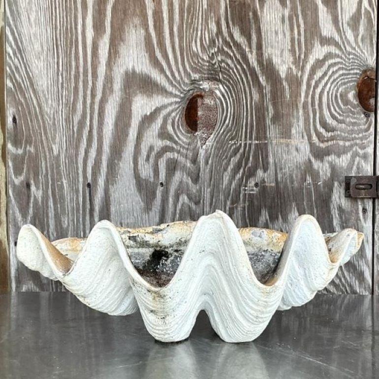 Faites entrer la beauté de l'océan dans votre maison avec cette coquille de palourde Vintage By Monumental Gigas en résine. Avec son design réaliste et sa taille impressionnante, cette pièce sert de centre de table étonnant ou d'accent décoratif,