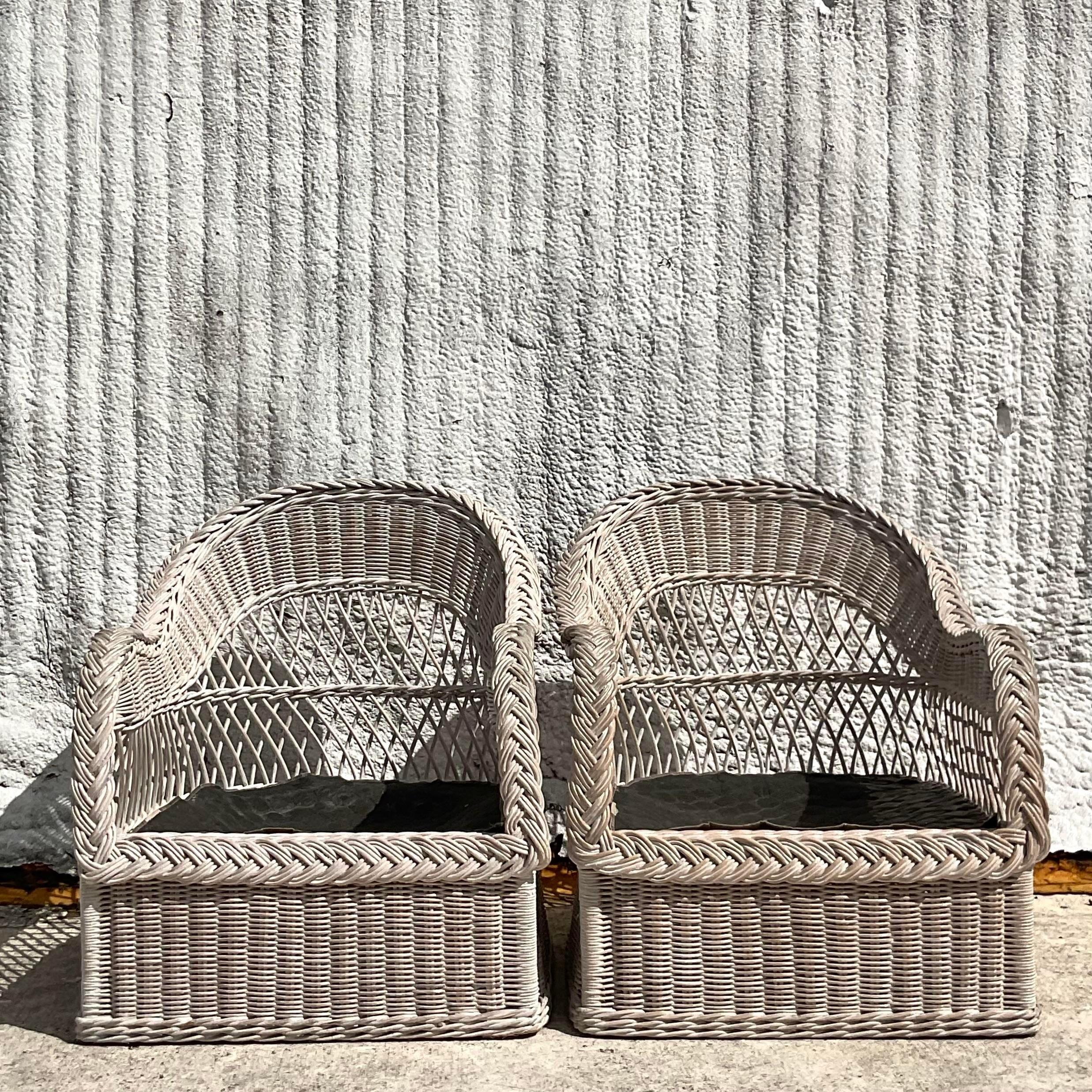 Philippin Paire de chaises longues en rotin tressé vintage A Link HENRY en vente