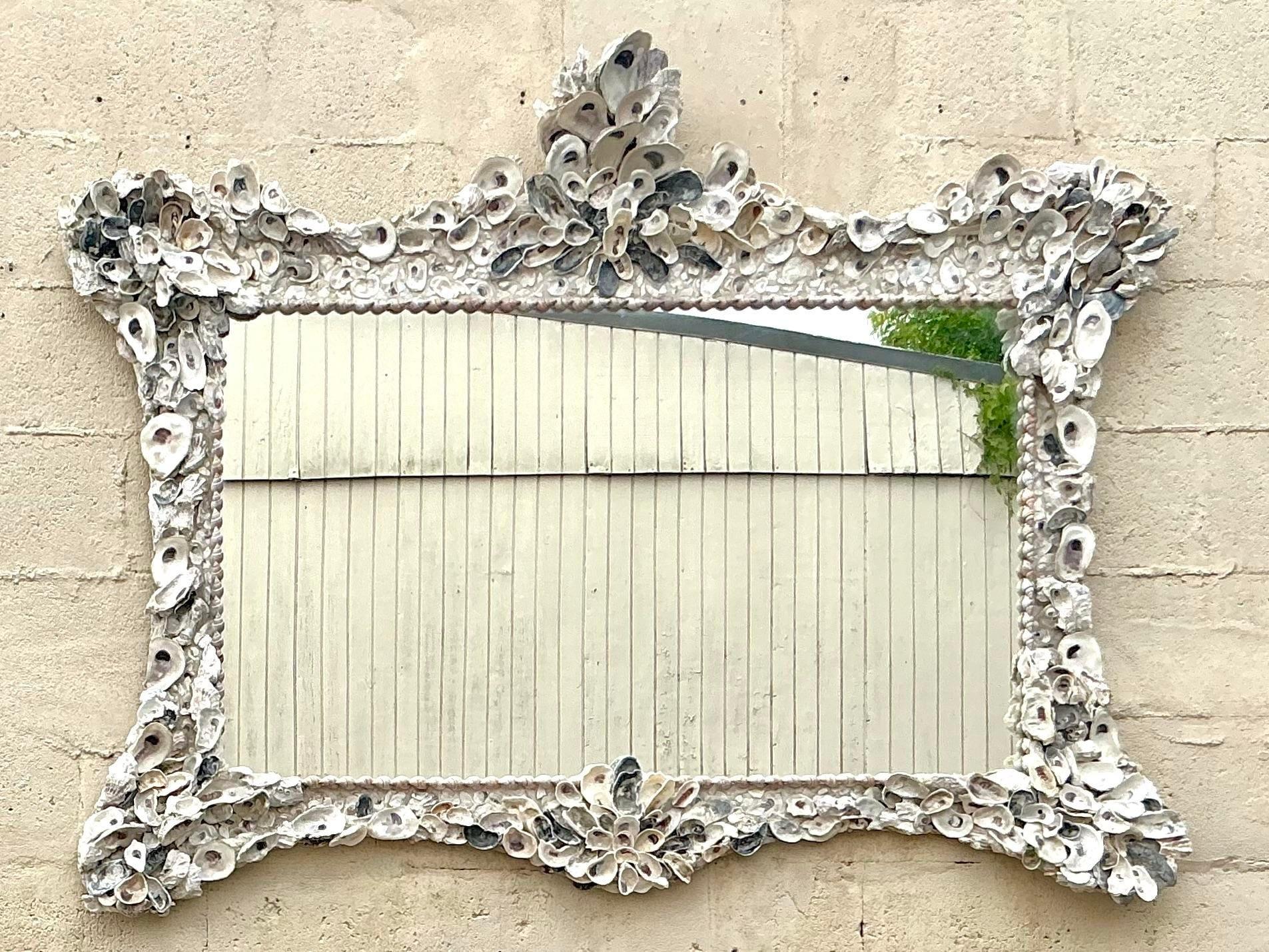 Ti presentiamo lo specchio monumentale Vintage Coastal Oyster Shell, una straordinaria fusione di fascino costiero ed eleganza senza tempo. Realizzato con una serie di conchiglie di ostrica, questo specchio cattura l'essenza della bellezza del mare