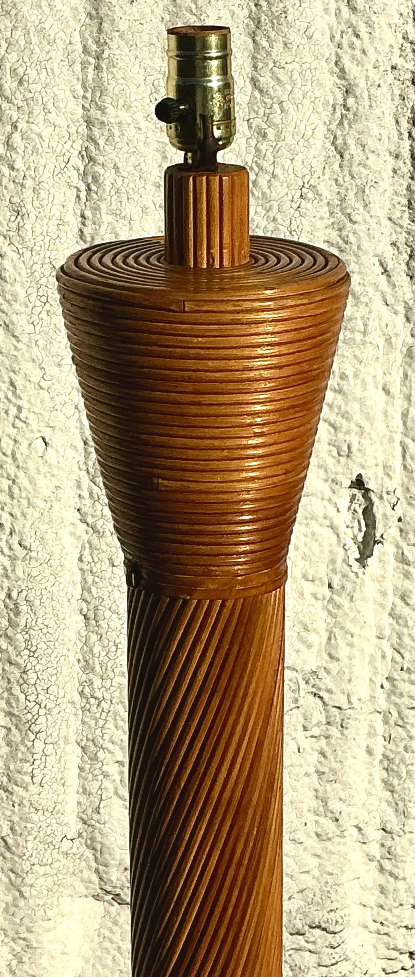 Diese Stehlampe im Vintage-Stil im Küstenstil besticht durch ihr elegantes Bleistiftschilf-Design, das jedem Raum Struktur und organische Eleganz verleiht. Die hohe, spitz zulaufende Silhouette der Leuchte unterstreicht ihre Handwerkskunst, während