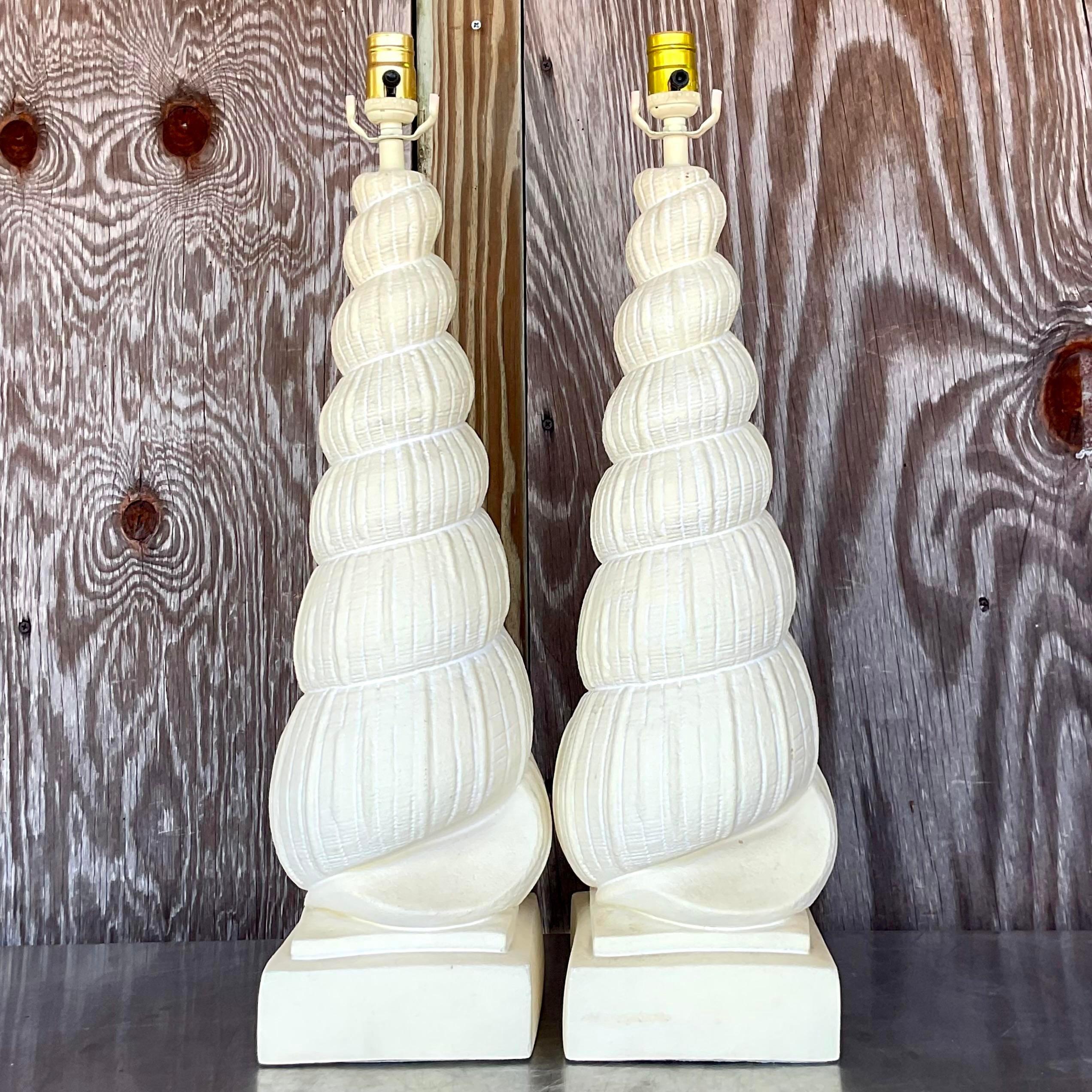 Vintage Costal Plaster Tall Shell Lampen - ein Paar (20. Jahrhundert) im Angebot