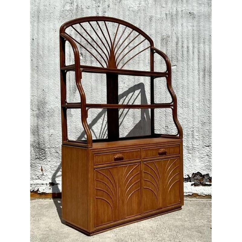 Abbraccia la brezza della vita costiera con questa splendida conigliera in rattan Vintage Coastal. Sapientemente realizzata a mano con intrecci in rattan naturale e una silhouette leggera e ariosa, questa spaziosa credenza dona bellezza e