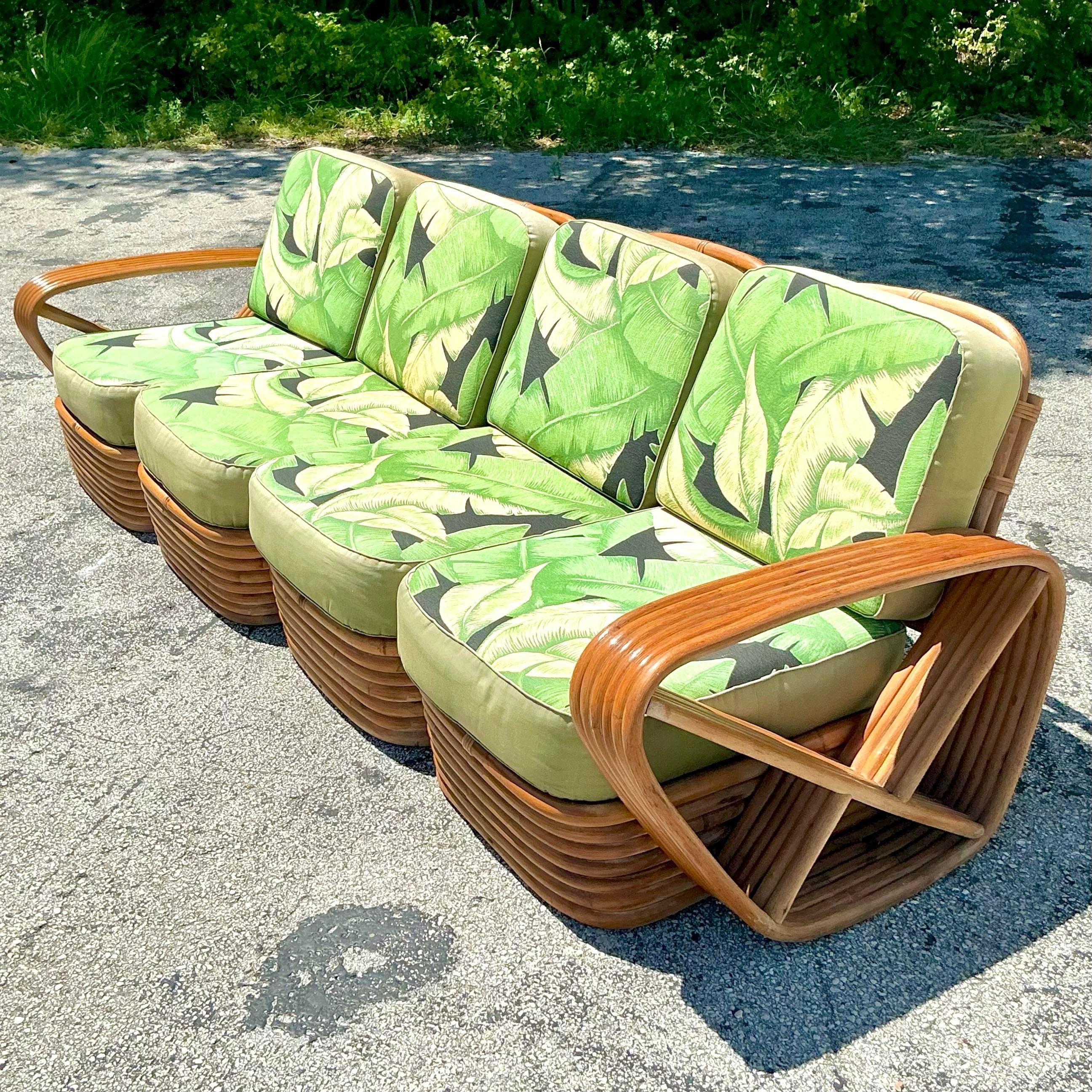 Capturez l'essence de la vie côtière avec ce canapé vintage en rotin à six brins, inspiré par les designs emblématiques de Frankl. Son cadre en rotin robuste présente une silhouette élégante et incurvée, parfaite pour ajouter une ambiance tropicale
