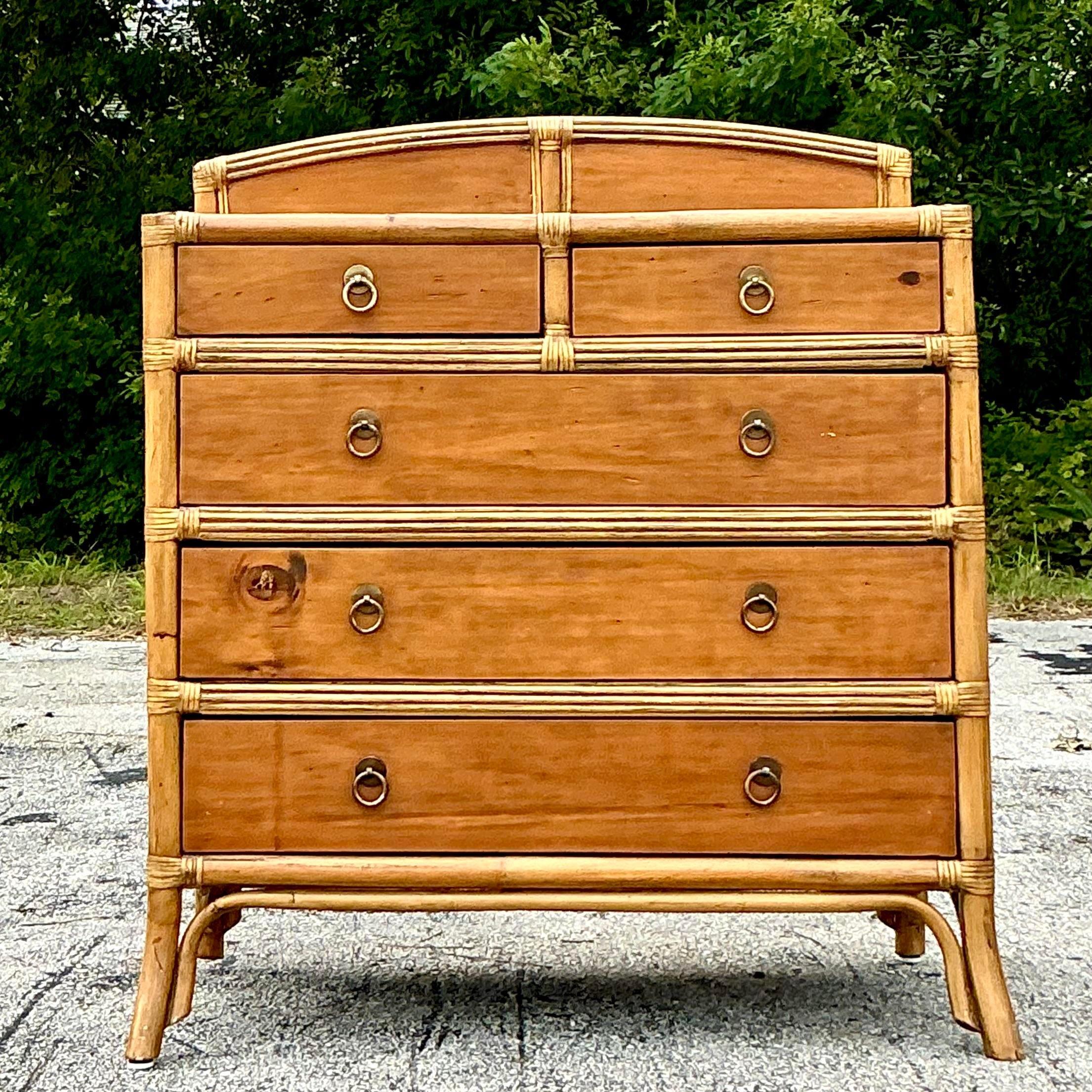 Apportez un charme côtier et une texture naturelle à votre espace avec cette commode Vintage Coastal en rotin tressé et pin. Fabriquée en pin massif et dotée d'accents en rotin tressé, cette commode offre un mélange parfait de matériaux organiques