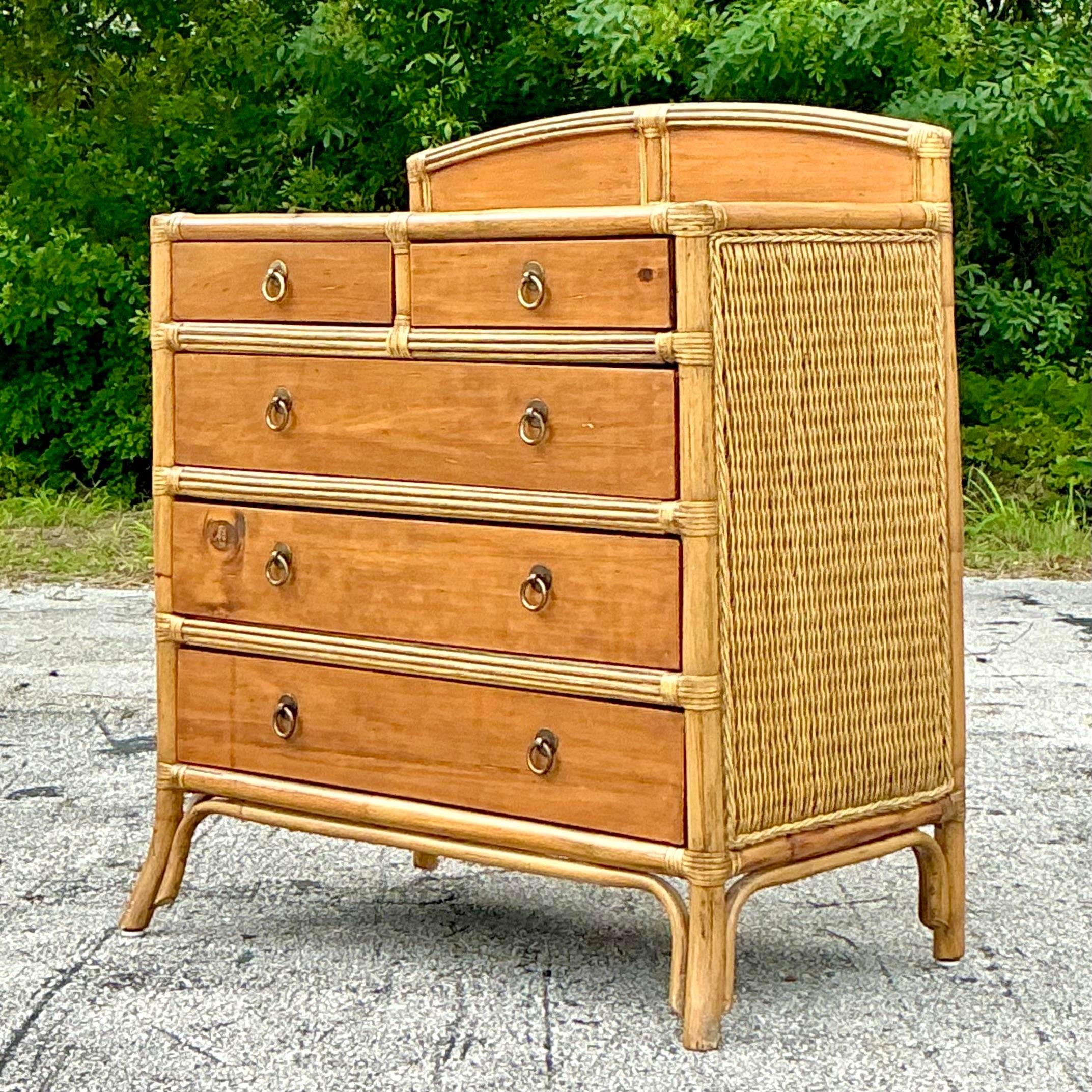 Américain Commode vintage en rotin et pin tissé de Costal en vente