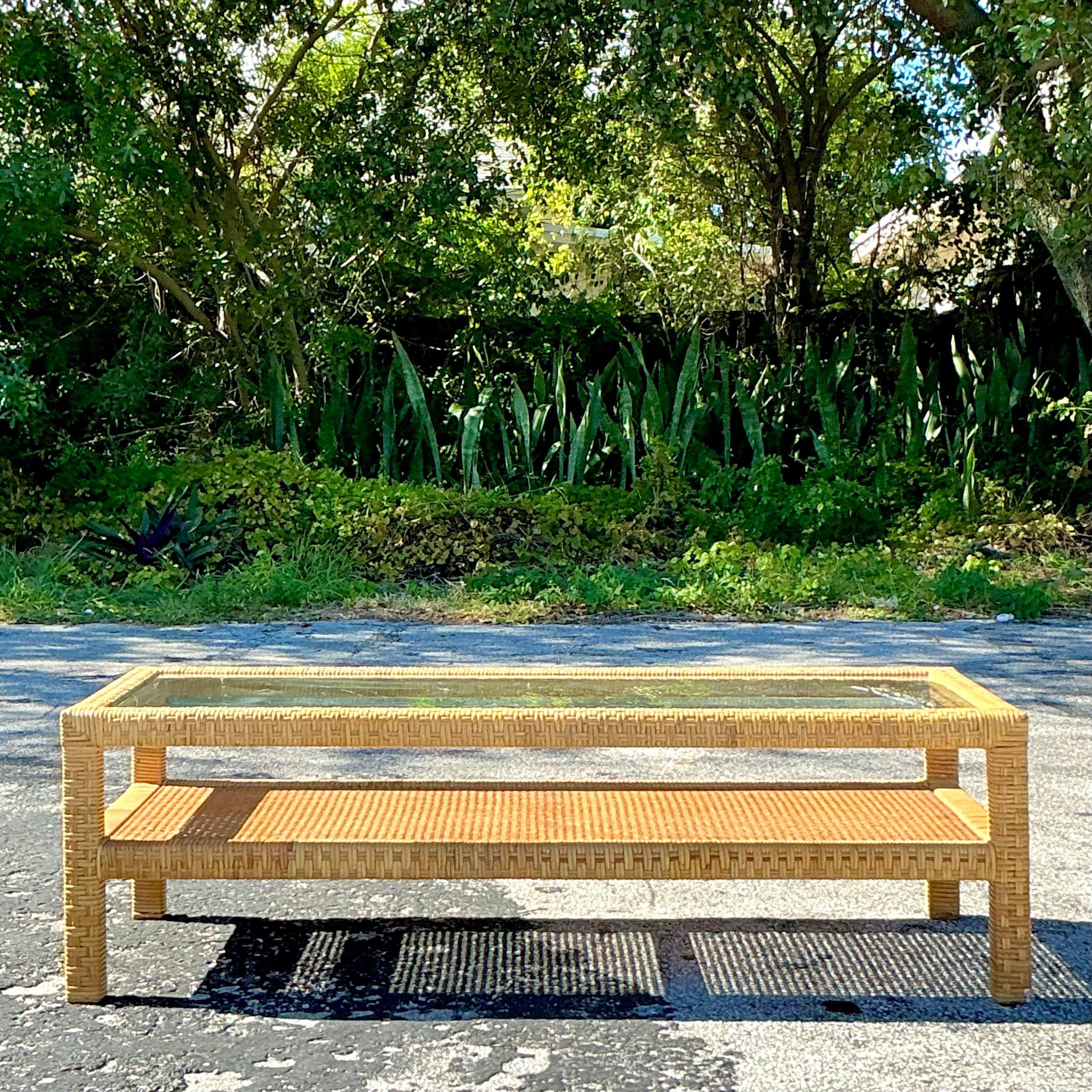 Philippin Table basse vintage en rotin tissé Costal en vente
