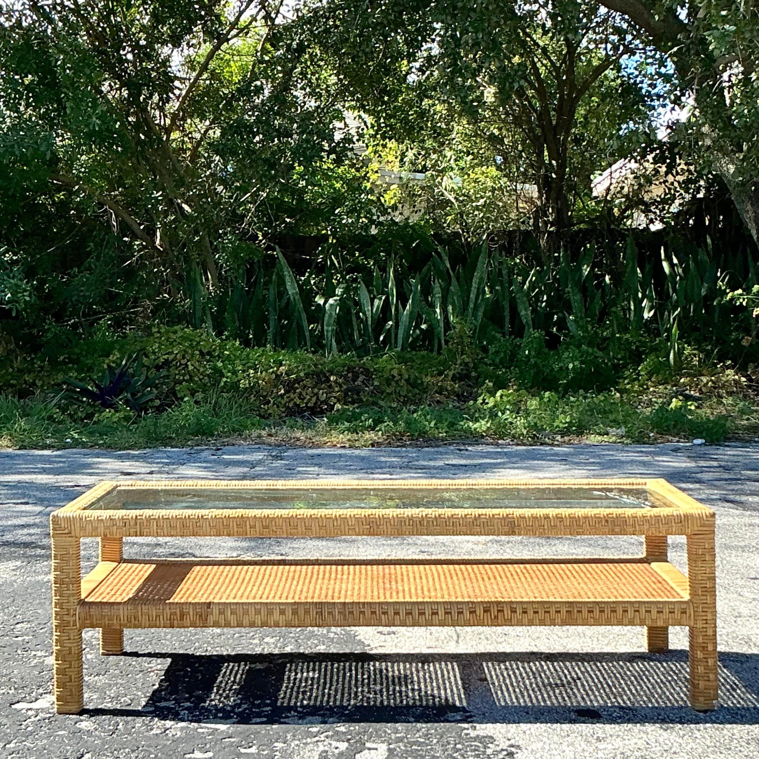 Table basse vintage en rotin tissé Costal Bon état - En vente à west palm beach, FL