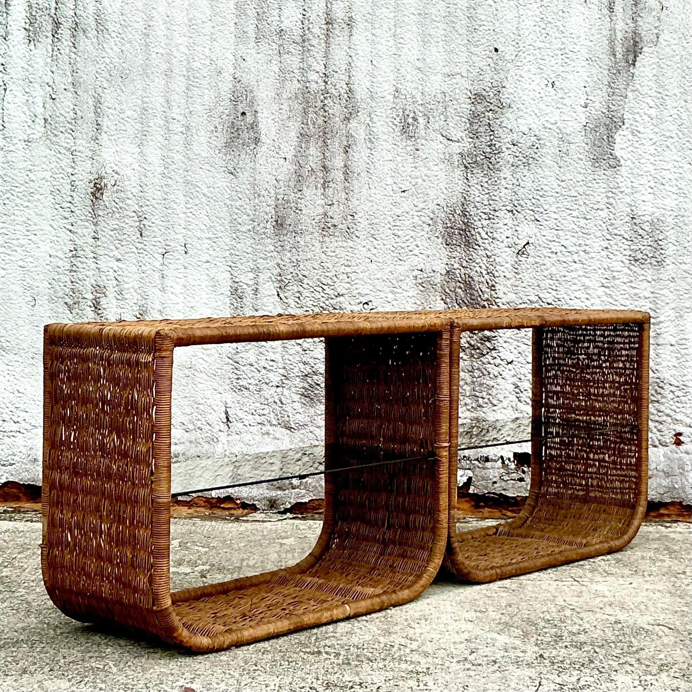 Dieses Paar Konsolentische aus Rattan im Vintage-Stil verleiht mit seinem geflochtenen Rattandesign und der natürlichen Textur eine luftige Eleganz. Diese Tische eignen sich perfekt für eine entspannte, strandige Atmosphäre. Sie bieten vielseitige