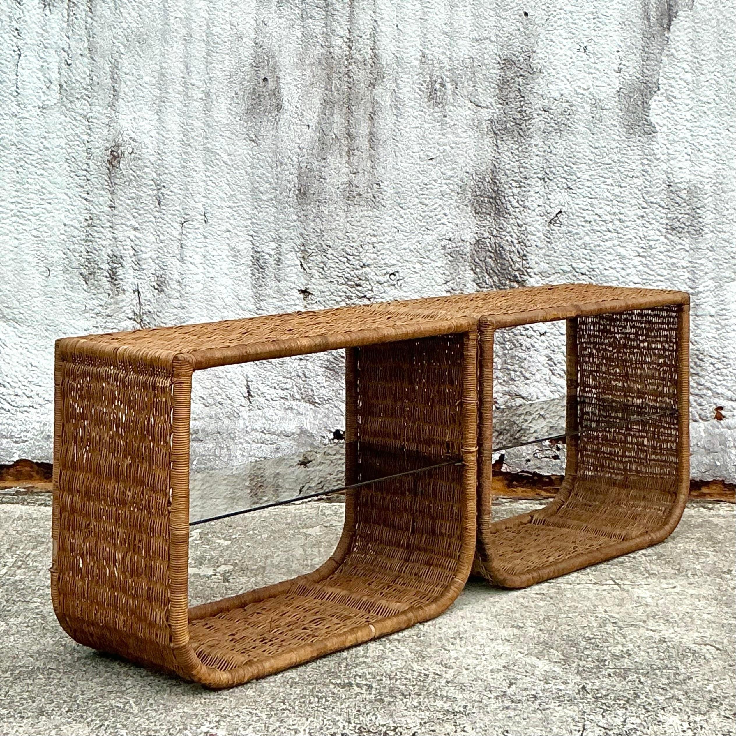 Vintage Costal gewebte Rattan Konsolentische - ein Paar (Philippinisch) im Angebot