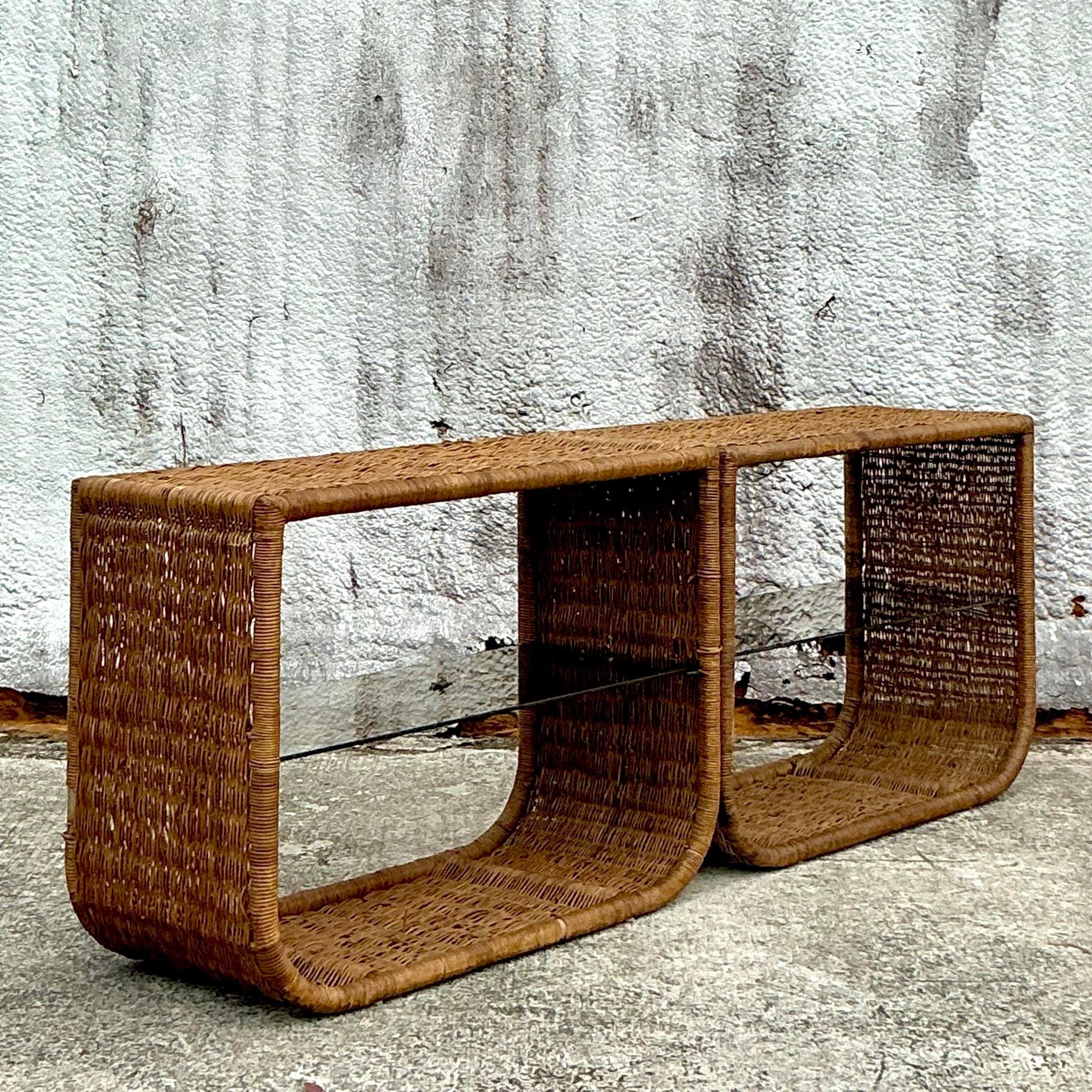 Vintage Costal gewebte Rattan Konsolentische - ein Paar im Angebot 1