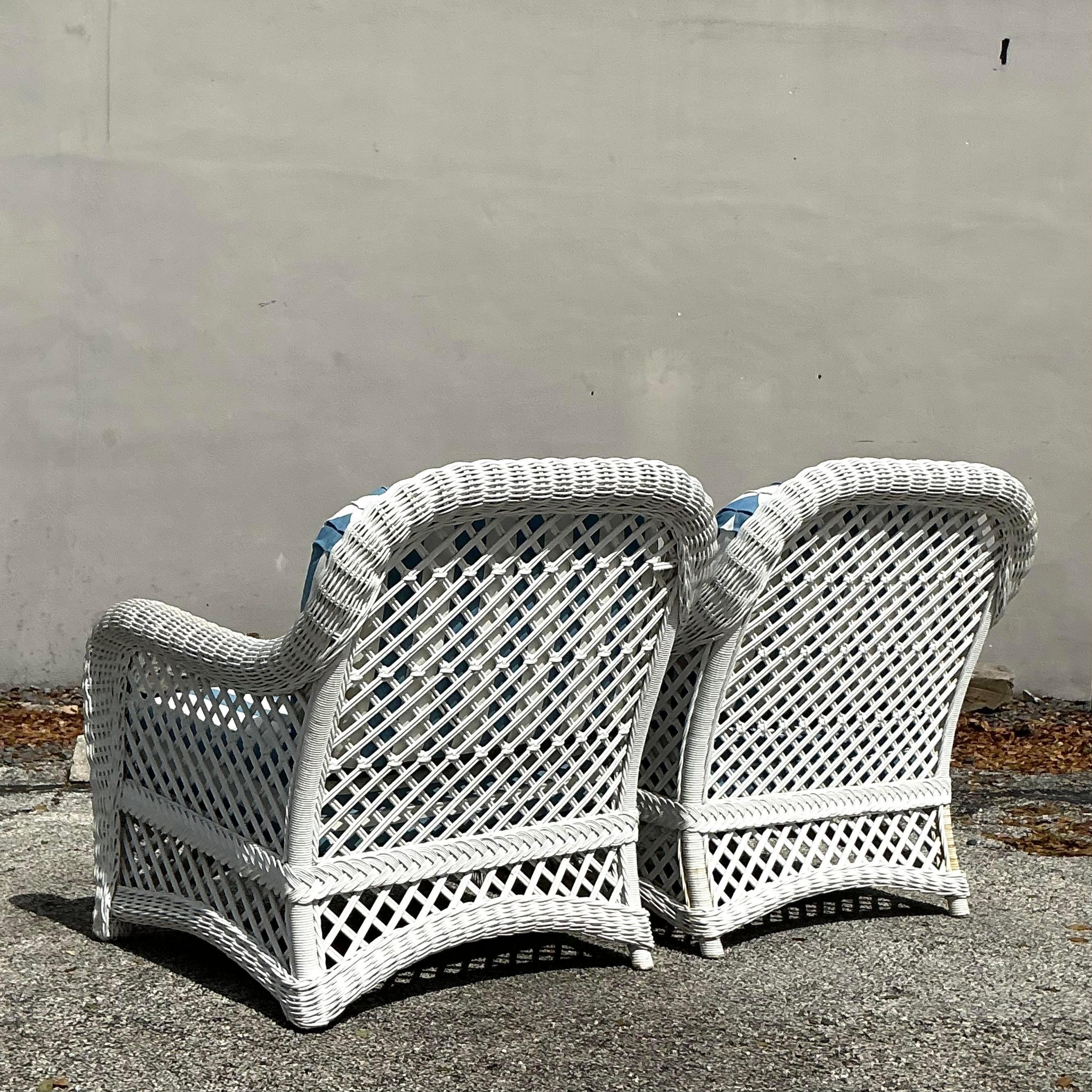 Cette paire de chaises longues côtières vintage présente un magnifique rotin tressé dans un design décontracté et aéré qui incarne l'esprit de la vie en bord de mer. Avec leurs larges assises confortables et leurs cadres robustes, ces chaises sont