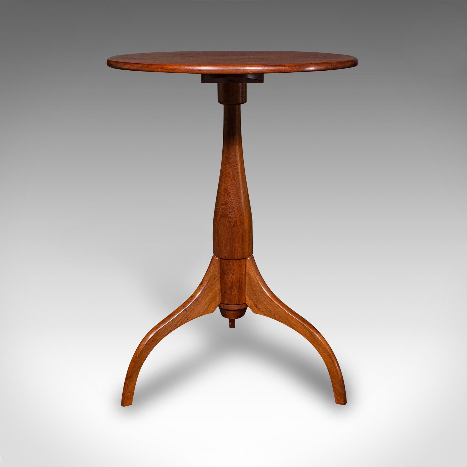 Il s'agit d'une table à vin vintage de la Cotswold School. Table d'appoint ou lampe en noyer, datant du milieu du 20e siècle, vers 1960. Un exemple exceptionnel avec des couleurs riches, un artisanat de qualité et une forme moderniste