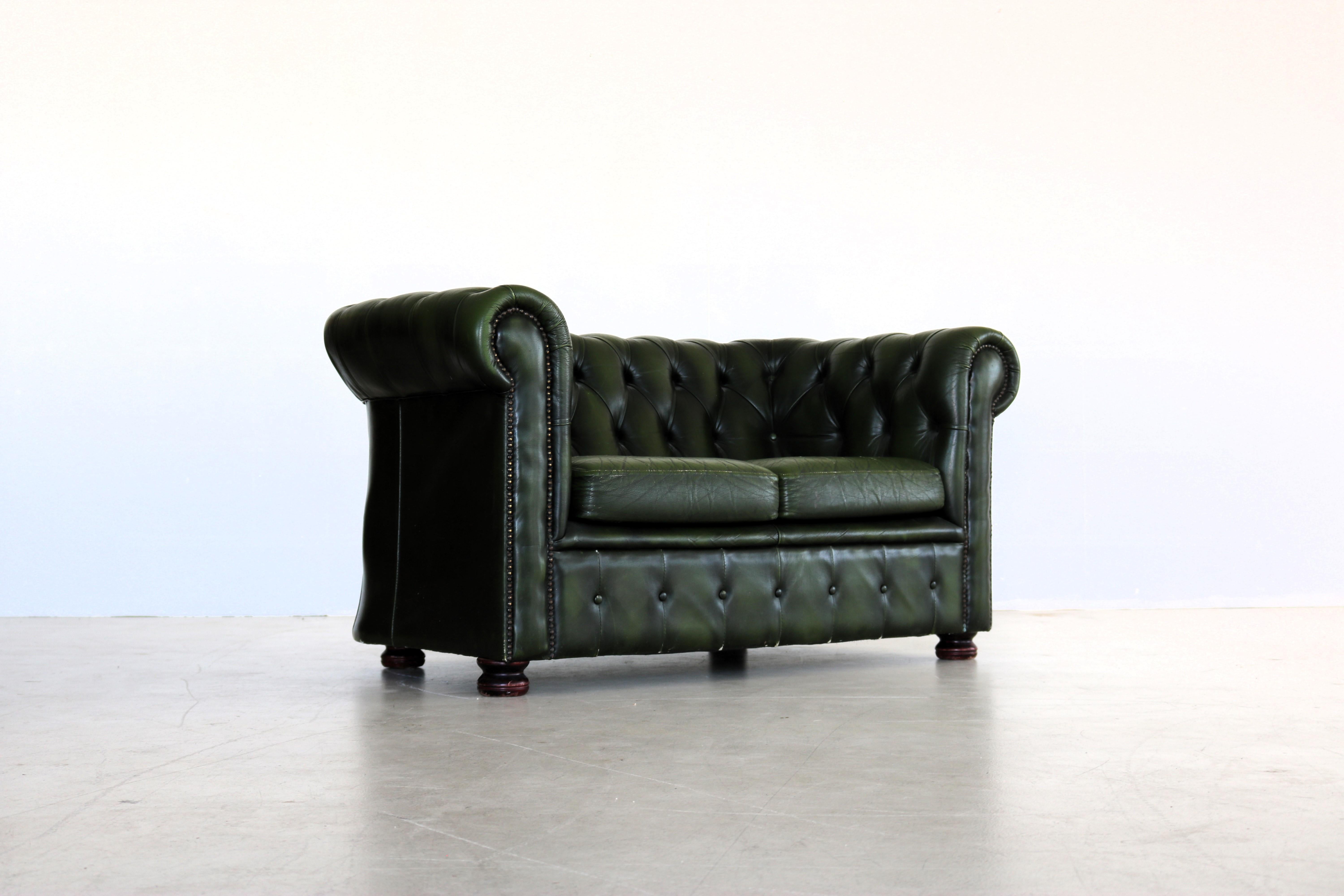 vintage couch couch chesterfield green

period 60's
designs unknown
conditions good light signs of use patina
size 74 x 140 x 84 (hxwxd) seat height 42 cm;

details wood; leather;

article number 2036.