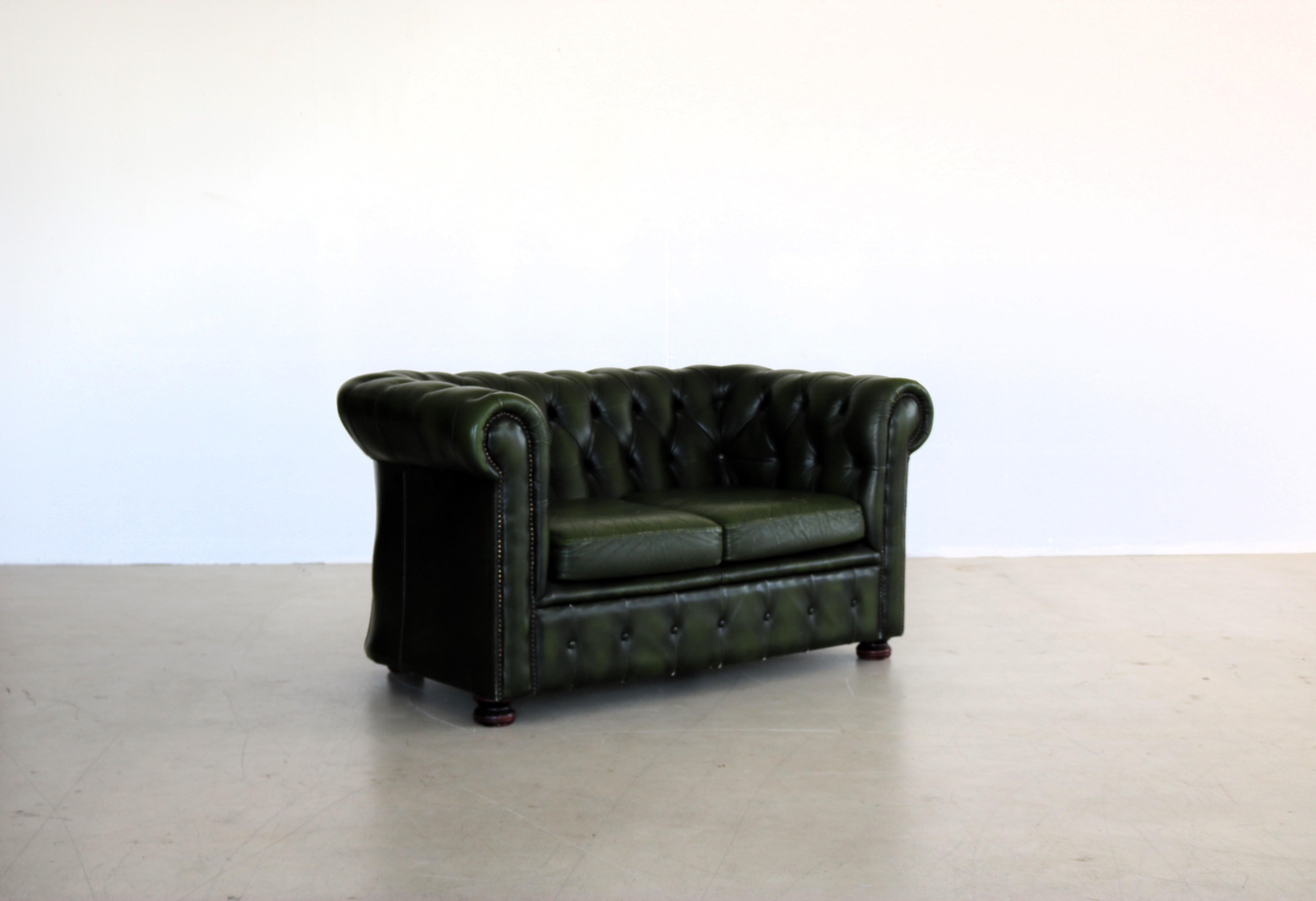 sofa bordeaux rot