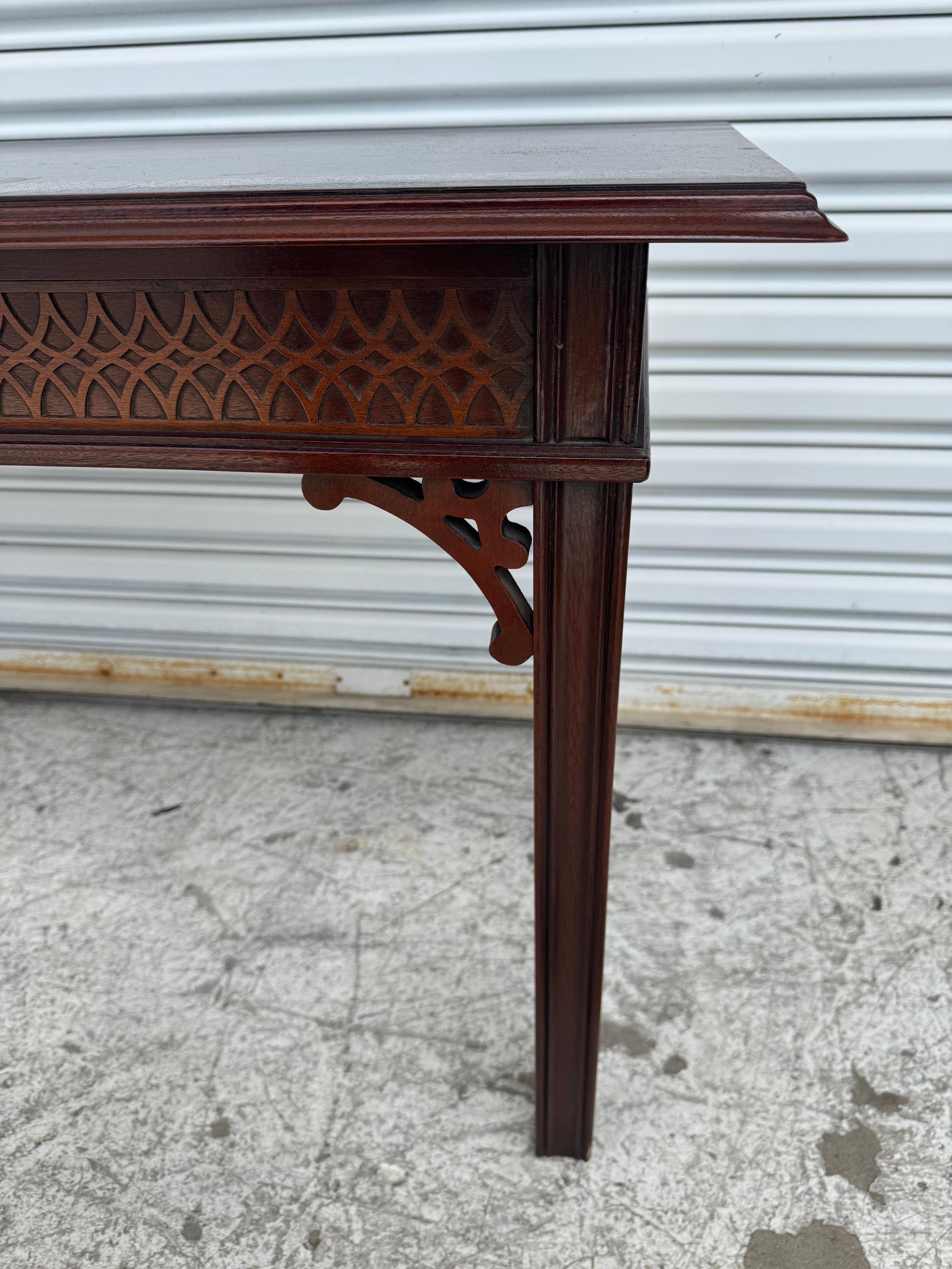 Consola china estilo Chippendale de caoba del Consejo Vintage Chippendale chino en venta