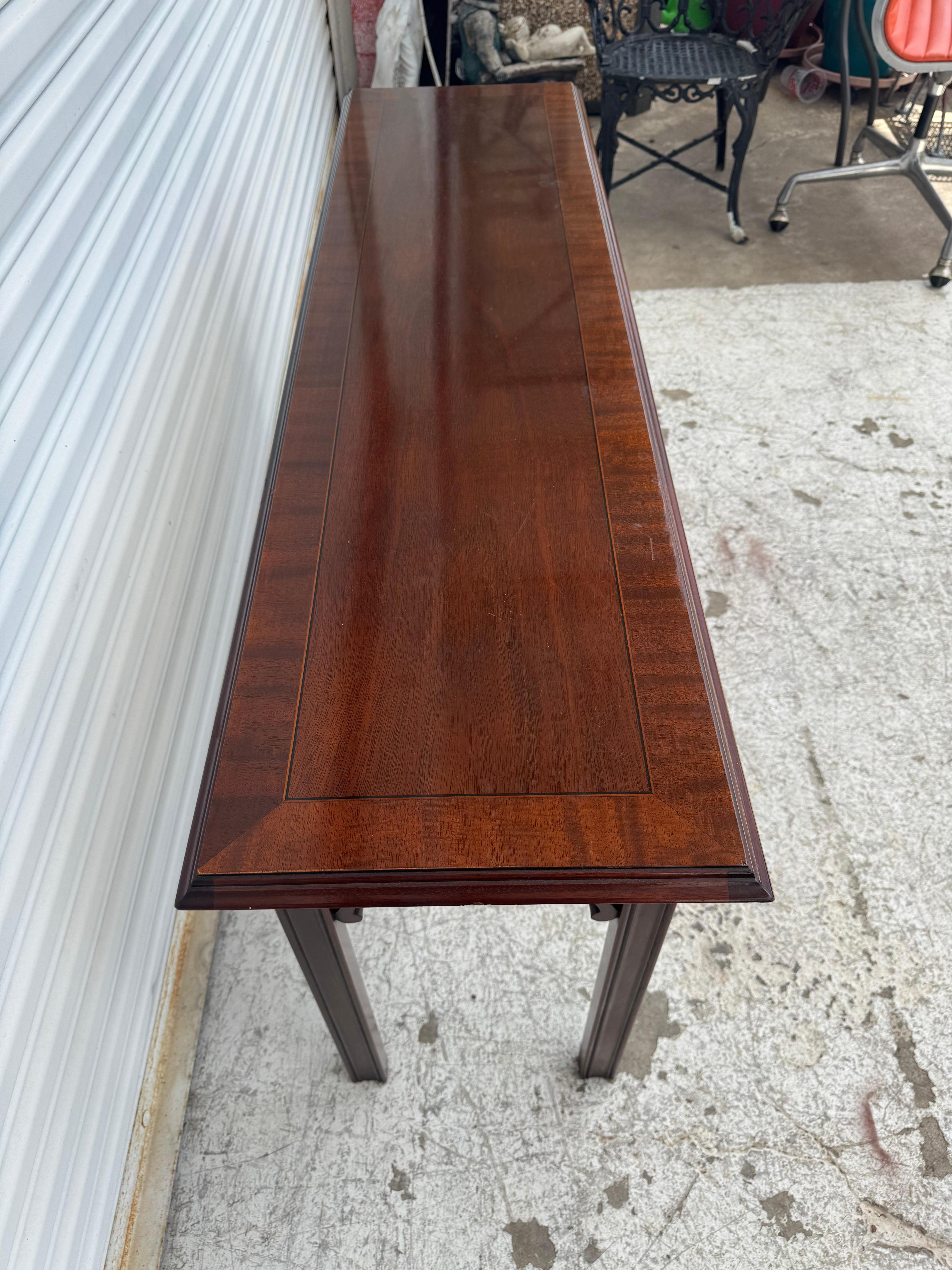 Consola china estilo Chippendale de caoba del Consejo Vintage siglo XX en venta