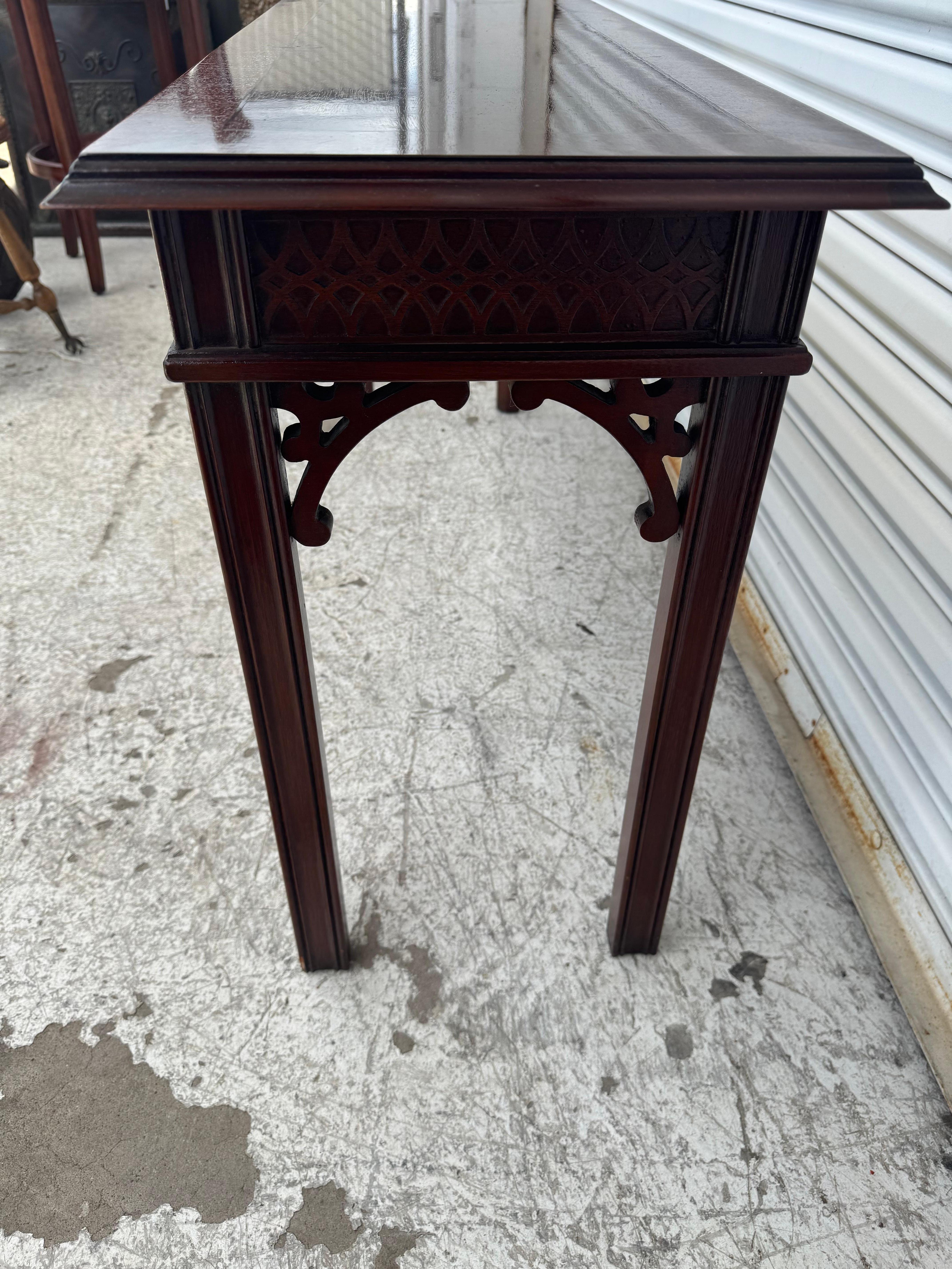 Consola china estilo Chippendale de caoba del Consejo Vintage Caoba en venta