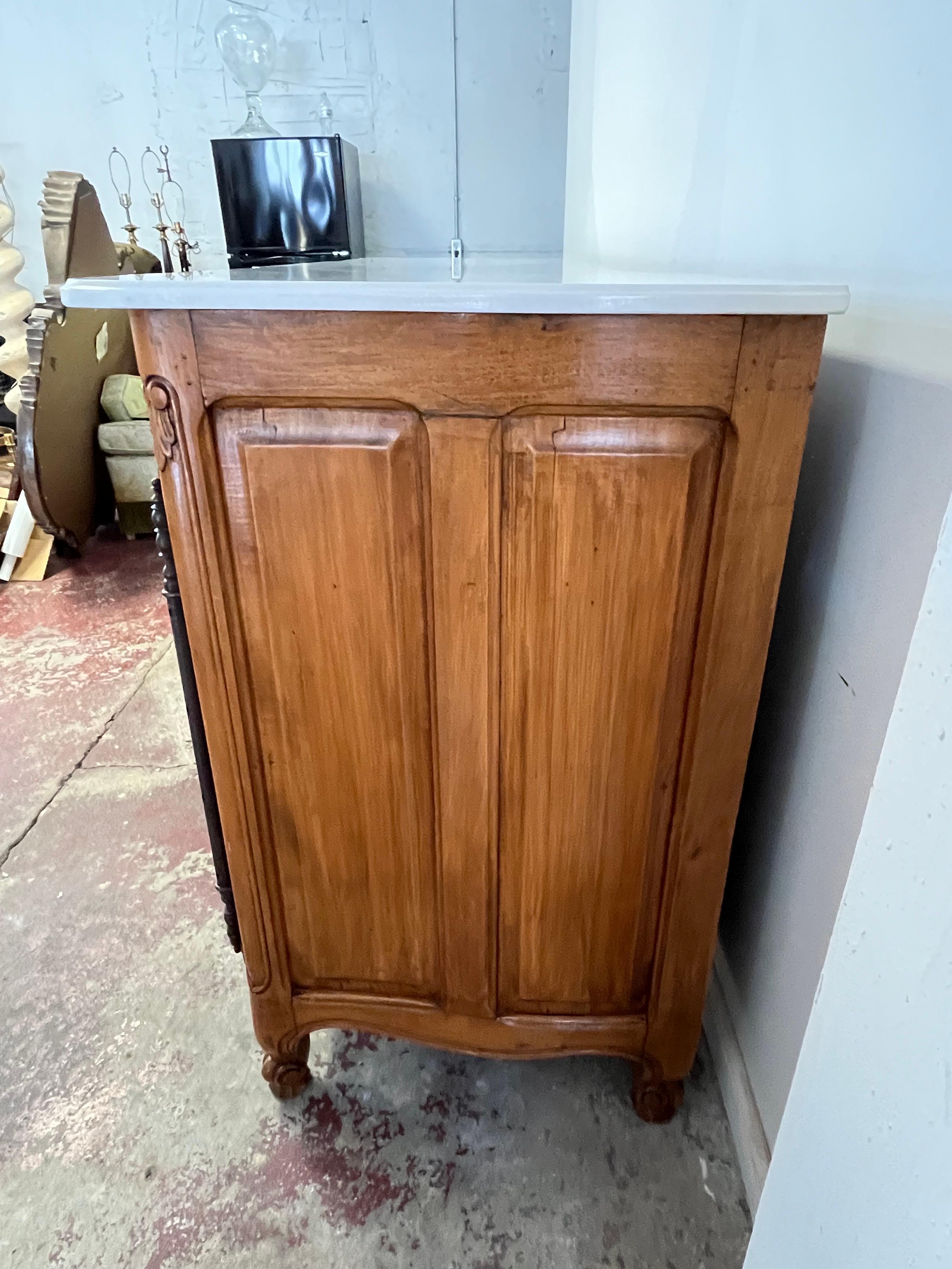 Buffet francese vintage con piano in marmo in vendita 4