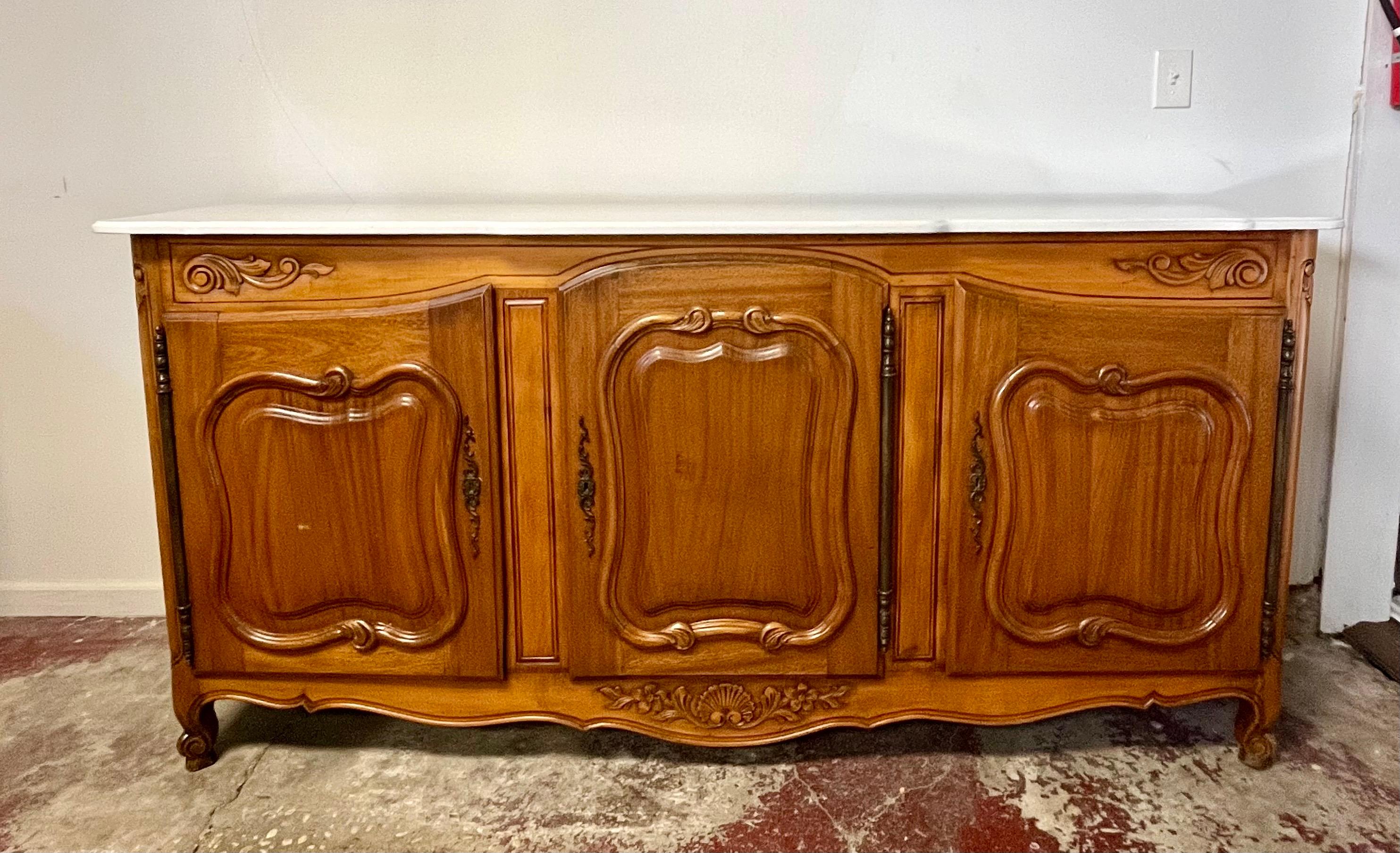 Luigi XV Buffet francese vintage con piano in marmo in vendita
