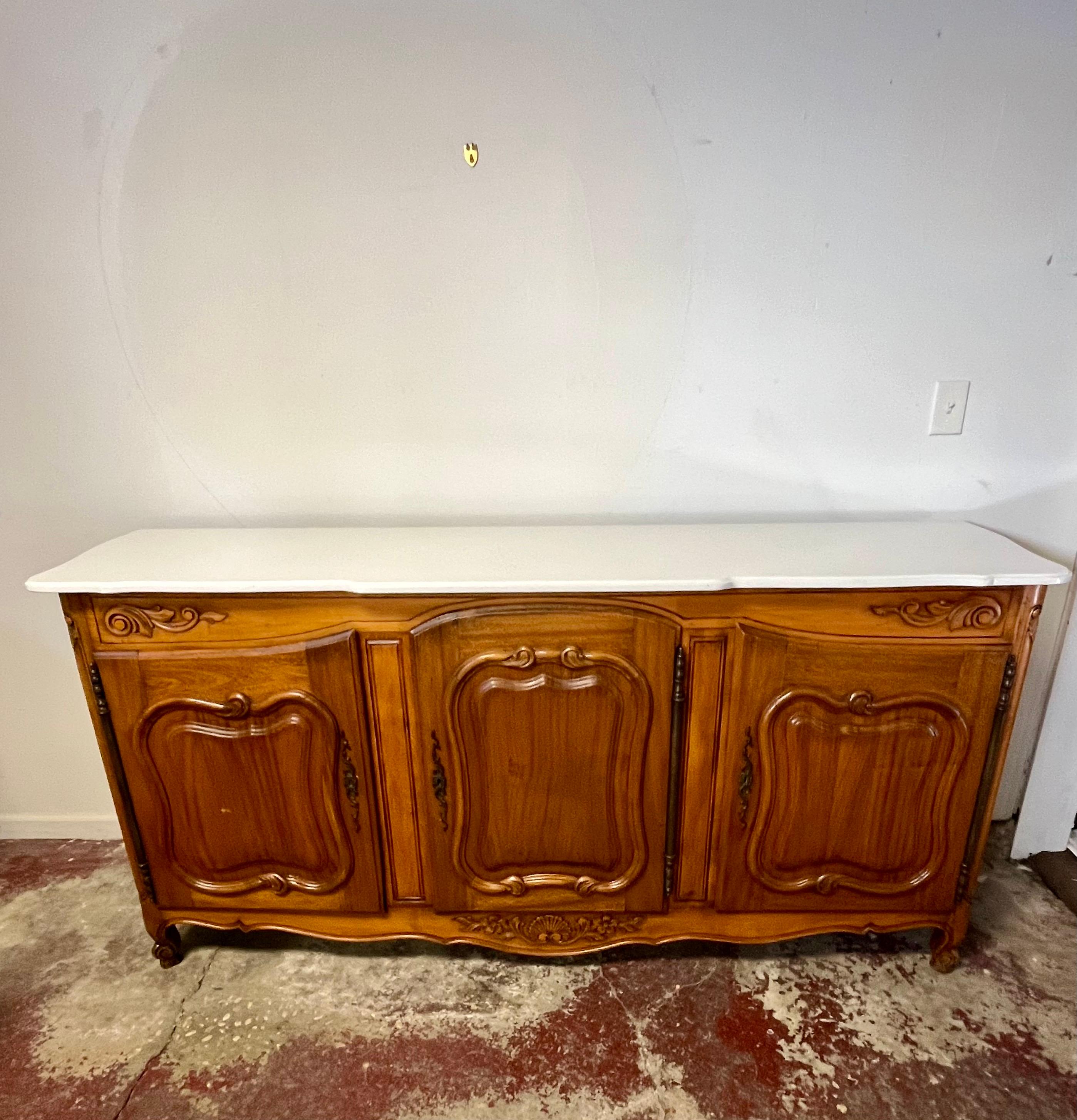 Sconosciuto Buffet francese vintage con piano in marmo in vendita