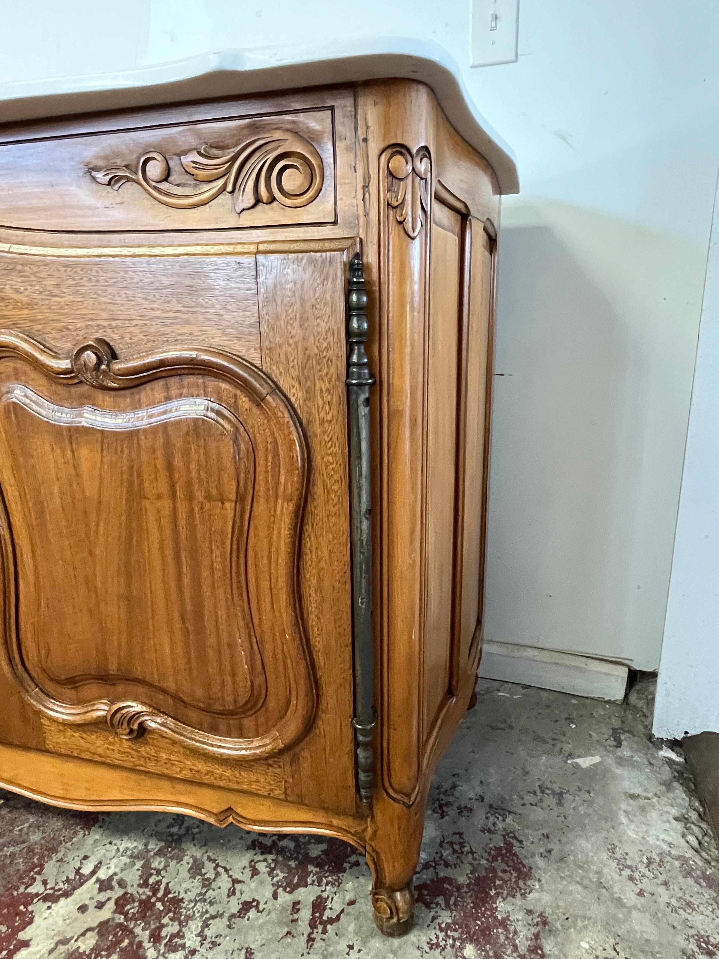 Ottone Buffet francese vintage con piano in marmo in vendita