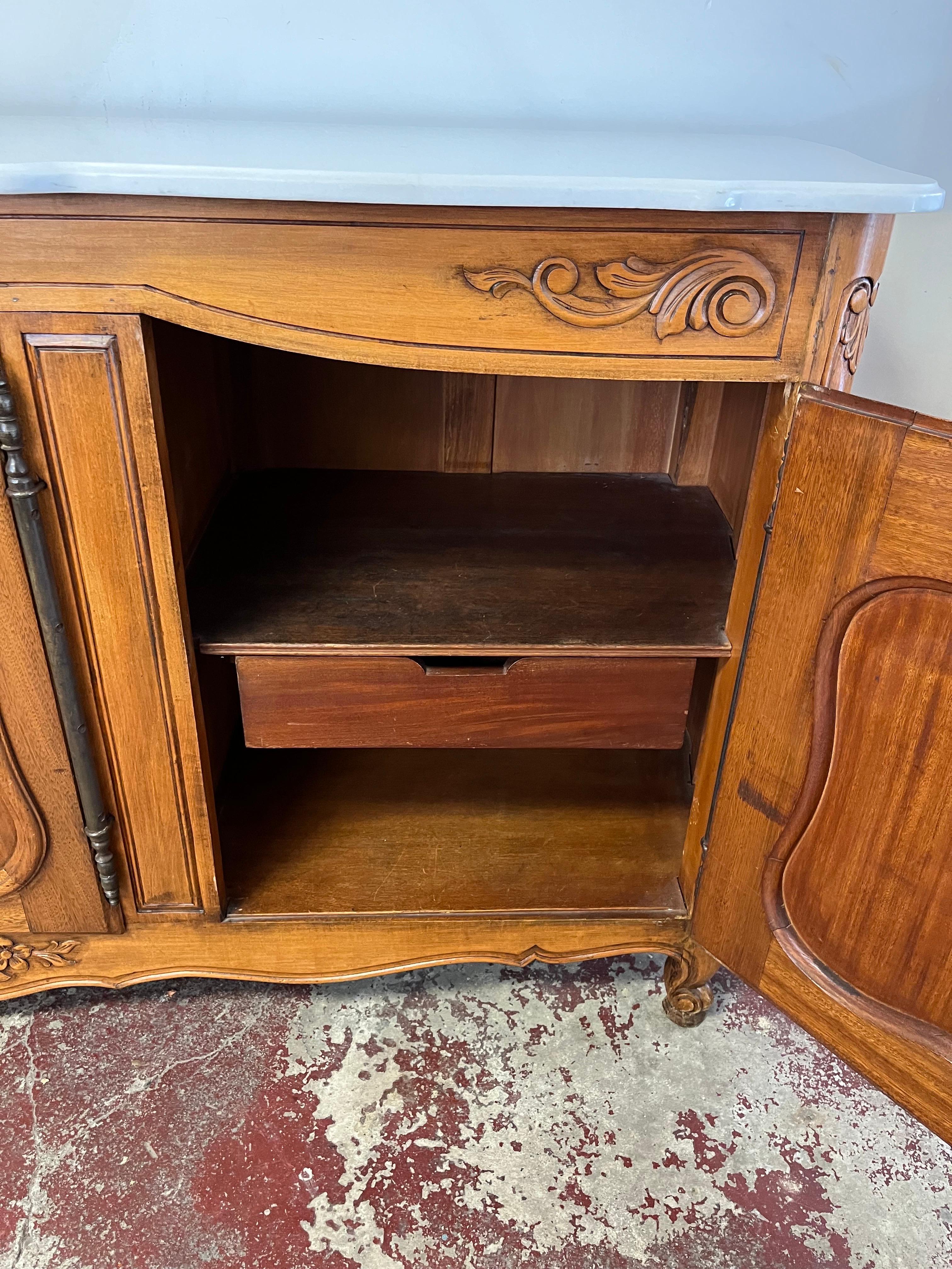 Buffet francese vintage con piano in marmo in vendita 1