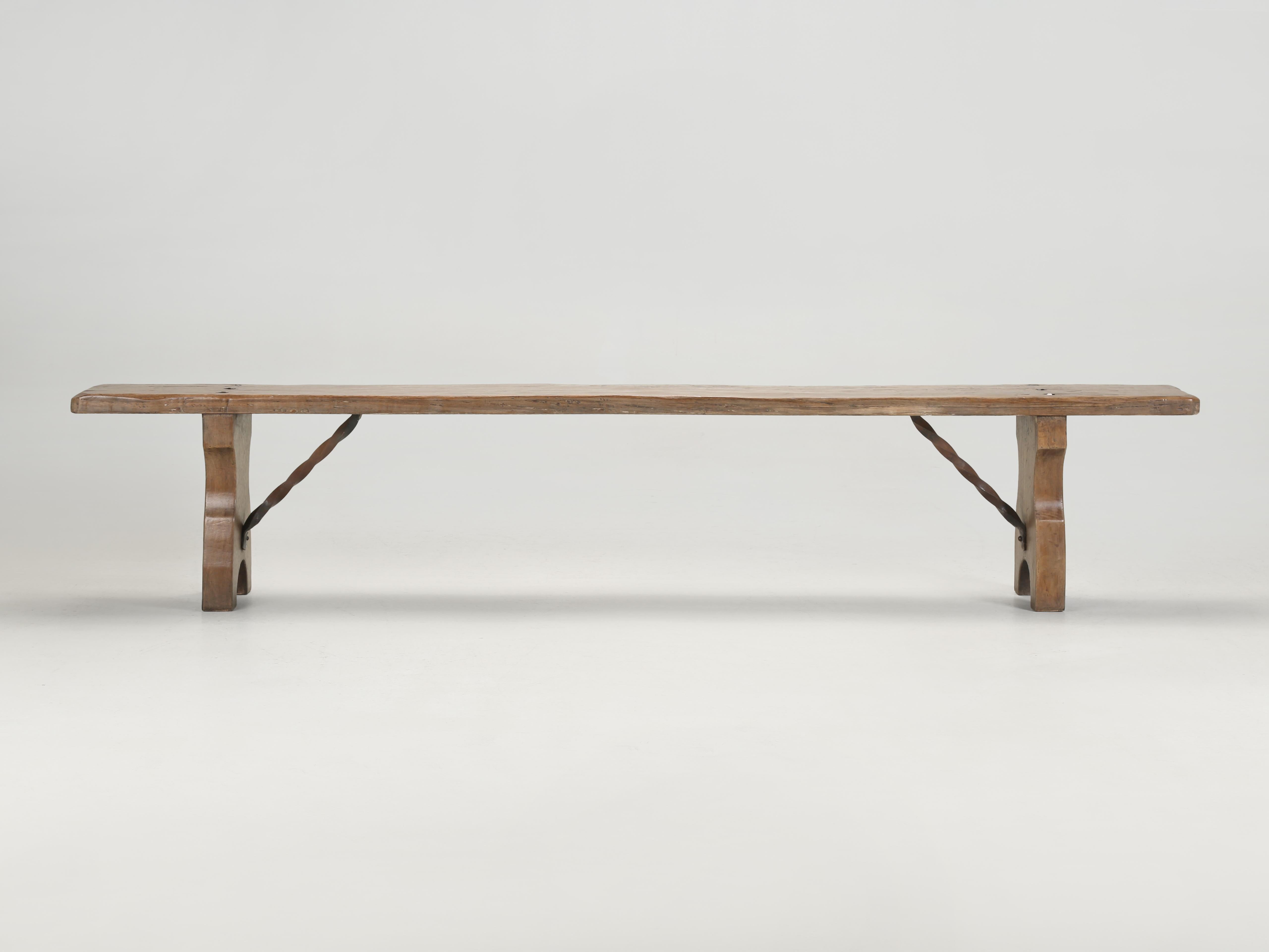 Banc de table de salle à manger de style champêtre français avec support de tréteaux renforcé par des supports en acier torsadé. Malheureusement, nous ne savons pas grand-chose de son histoire, si ce n'est qu'il a été acheté à Toulouse et que son