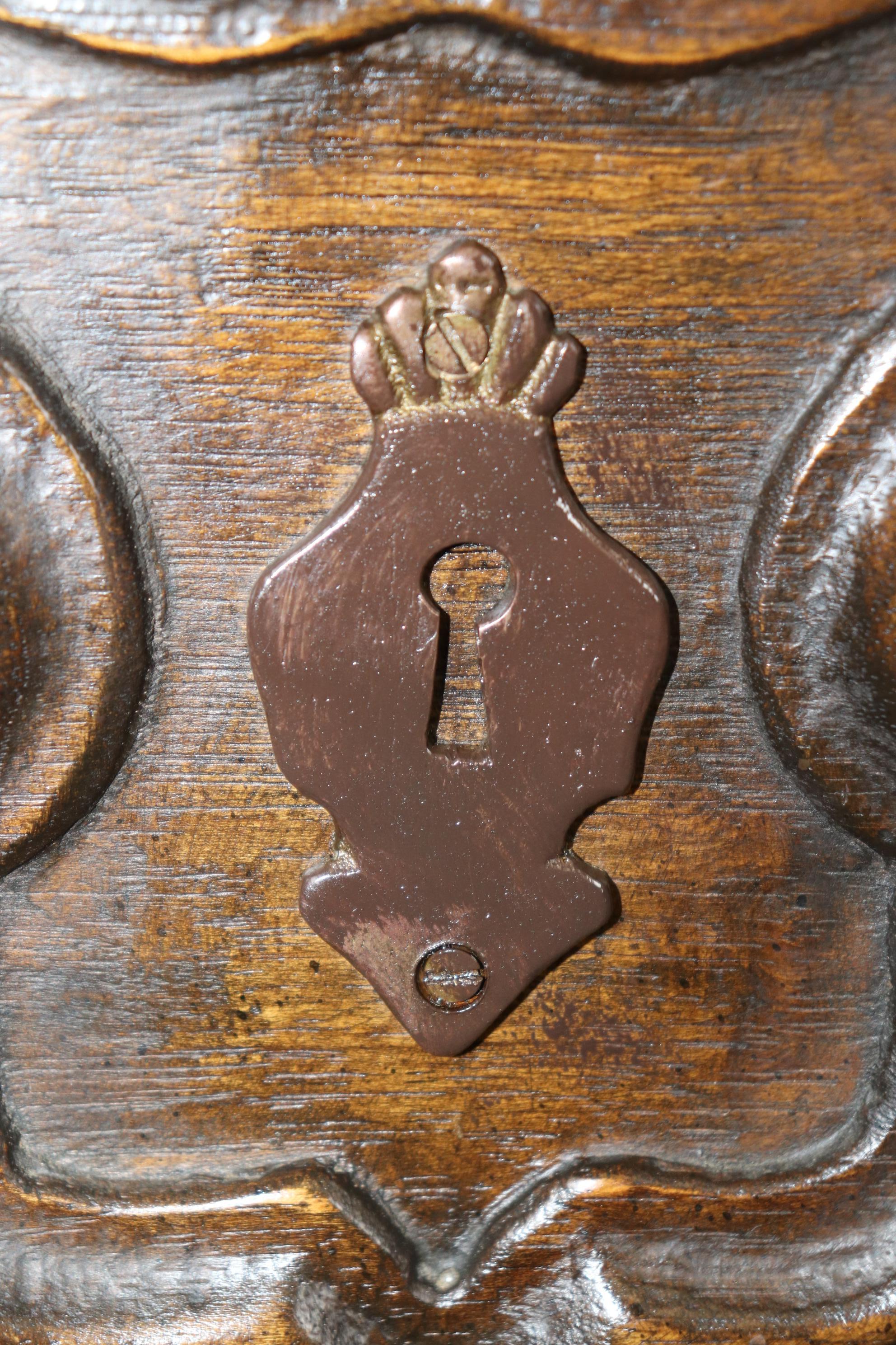 Vintage Country francese in stile Luigi XIV con tre cassetti in legno afflosciato in vendita 3