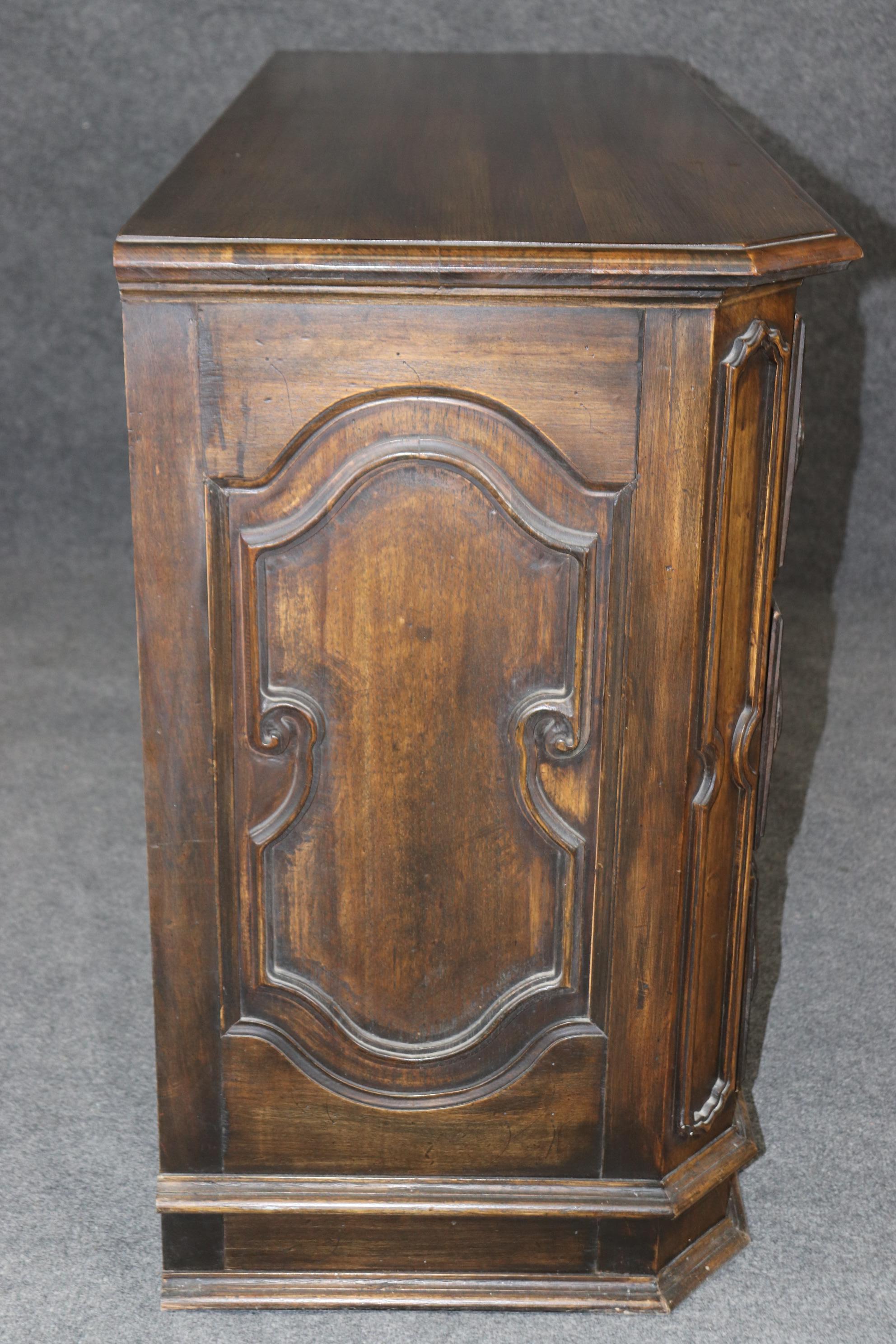 Intagliato Vintage Country francese in stile Luigi XIV con tre cassetti in legno afflosciato in vendita