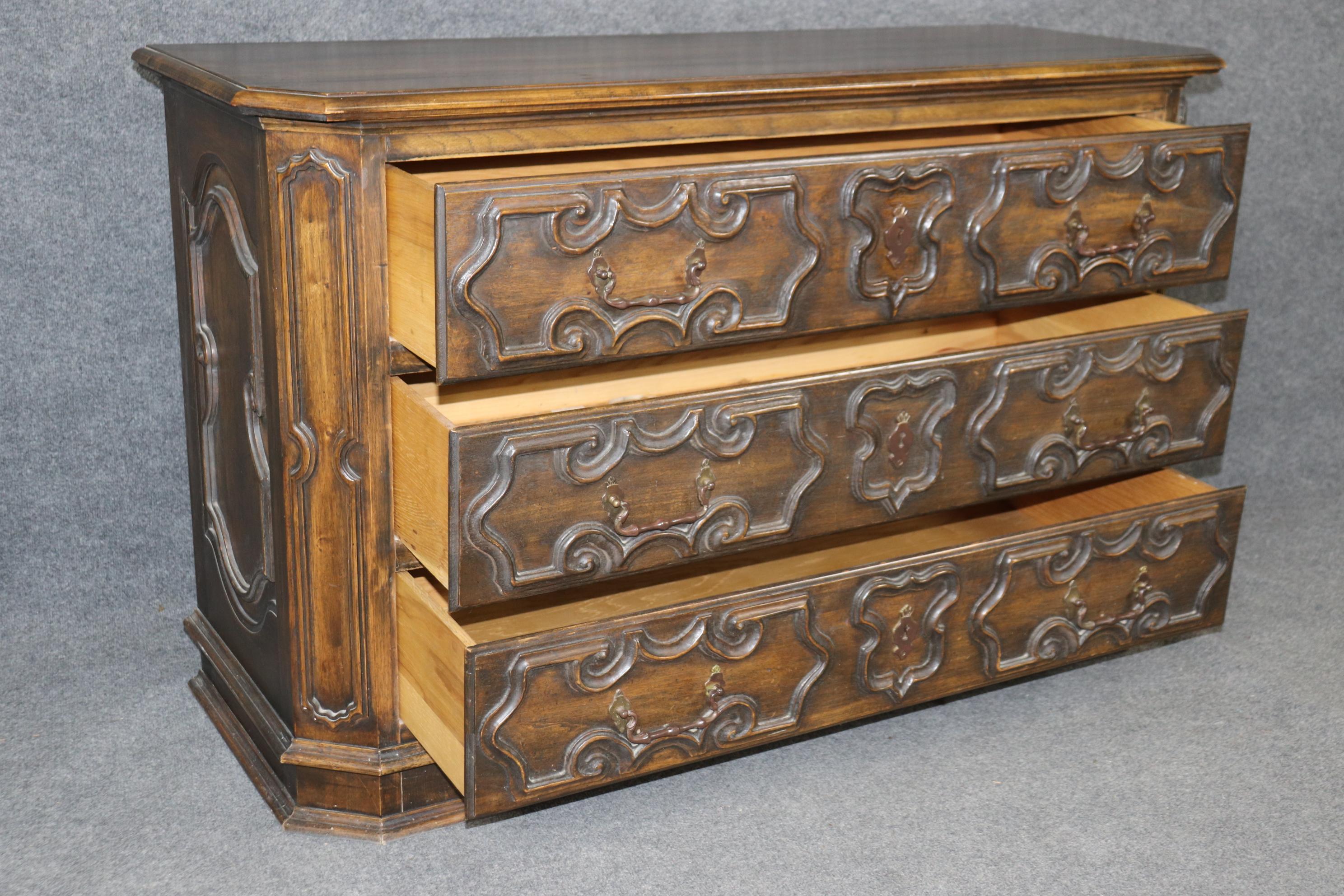 Vintage Country francese in stile Luigi XIV con tre cassetti in legno afflosciato In condizioni buone in vendita a Swedesboro, NJ