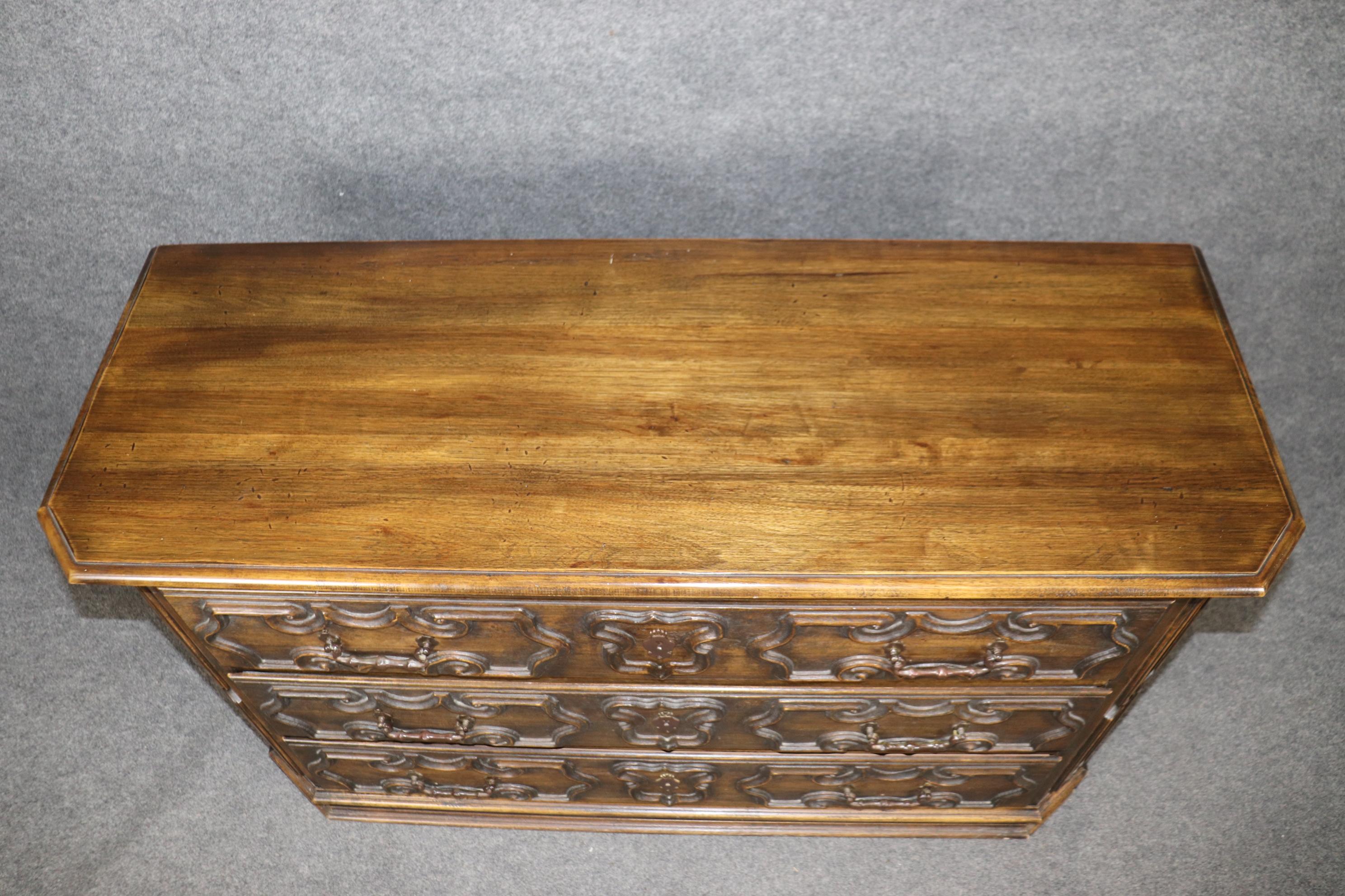 XX secolo Vintage Country francese in stile Luigi XIV con tre cassetti in legno afflosciato in vendita