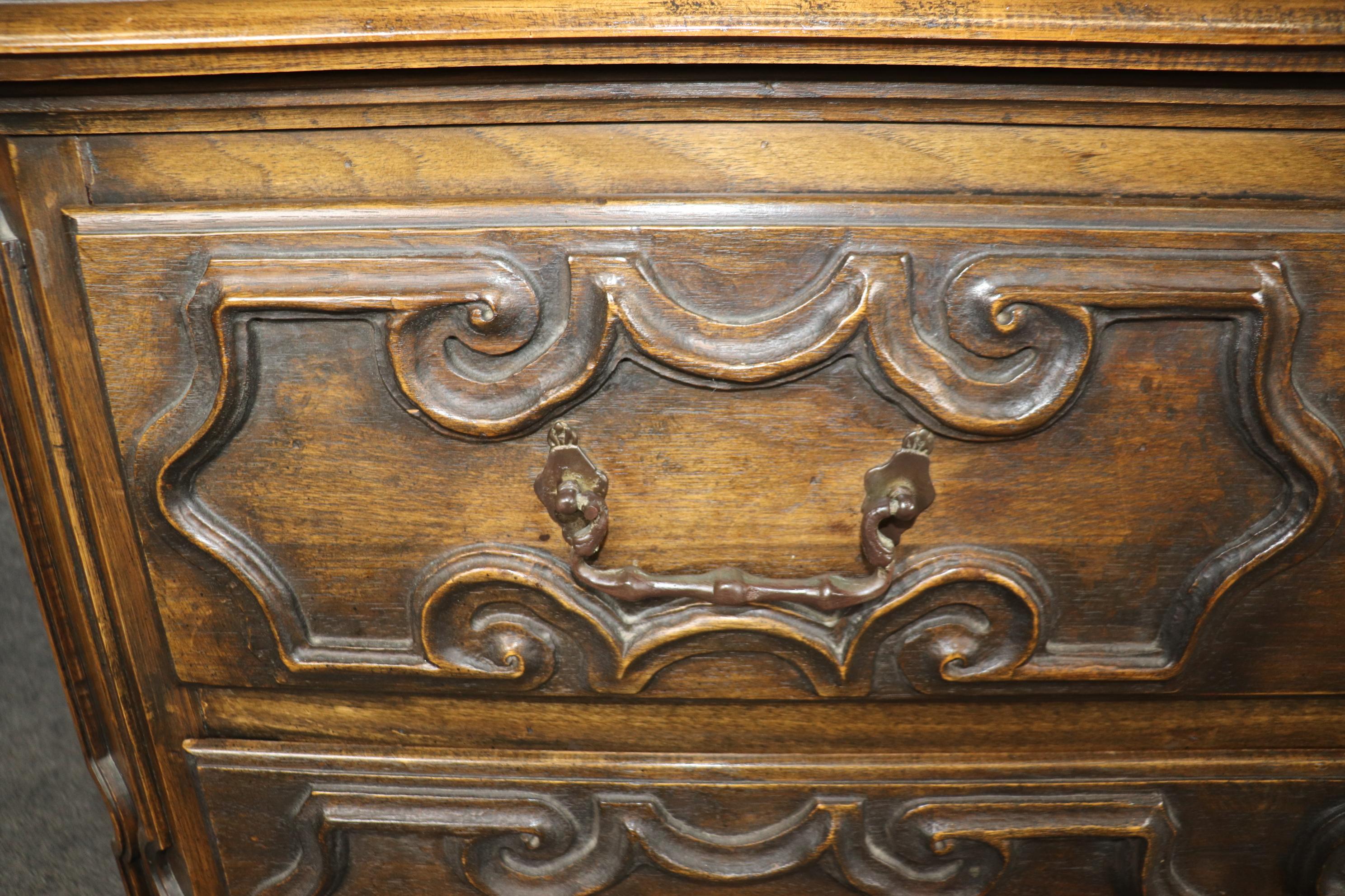 Metallo Vintage Country francese in stile Luigi XIV con tre cassetti in legno afflosciato in vendita