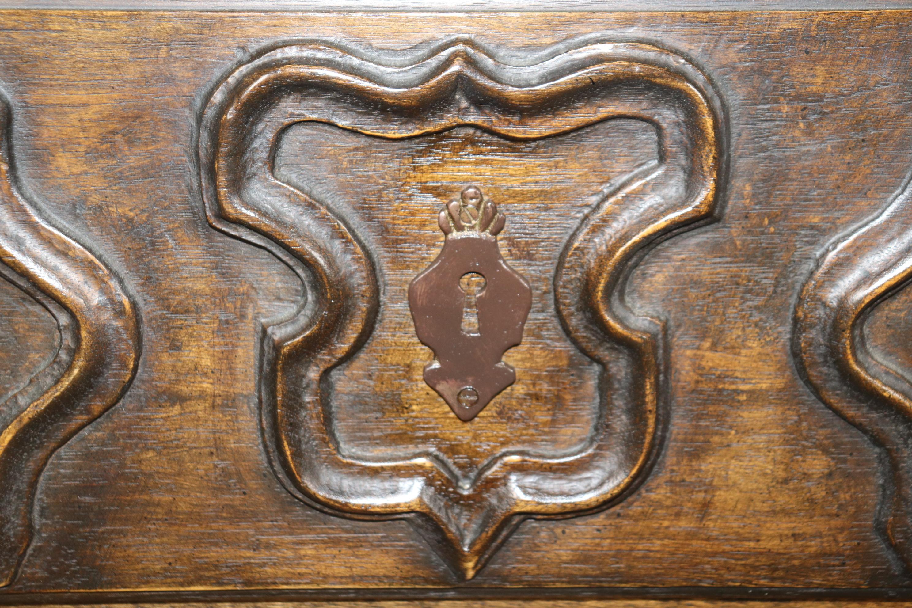 Vintage Country francese in stile Luigi XIV con tre cassetti in legno afflosciato in vendita 1