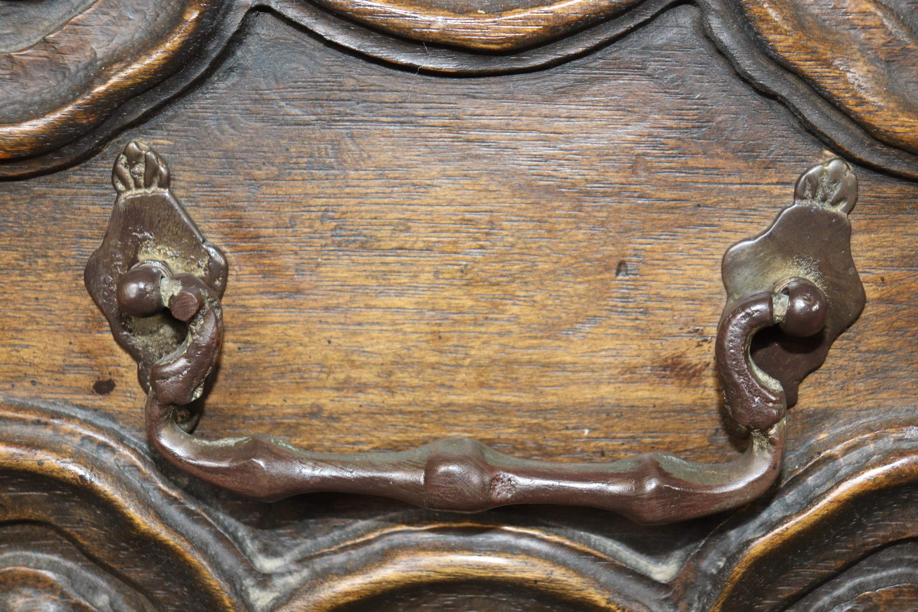 Vintage Country francese in stile Luigi XIV con tre cassetti in legno afflosciato in vendita 2