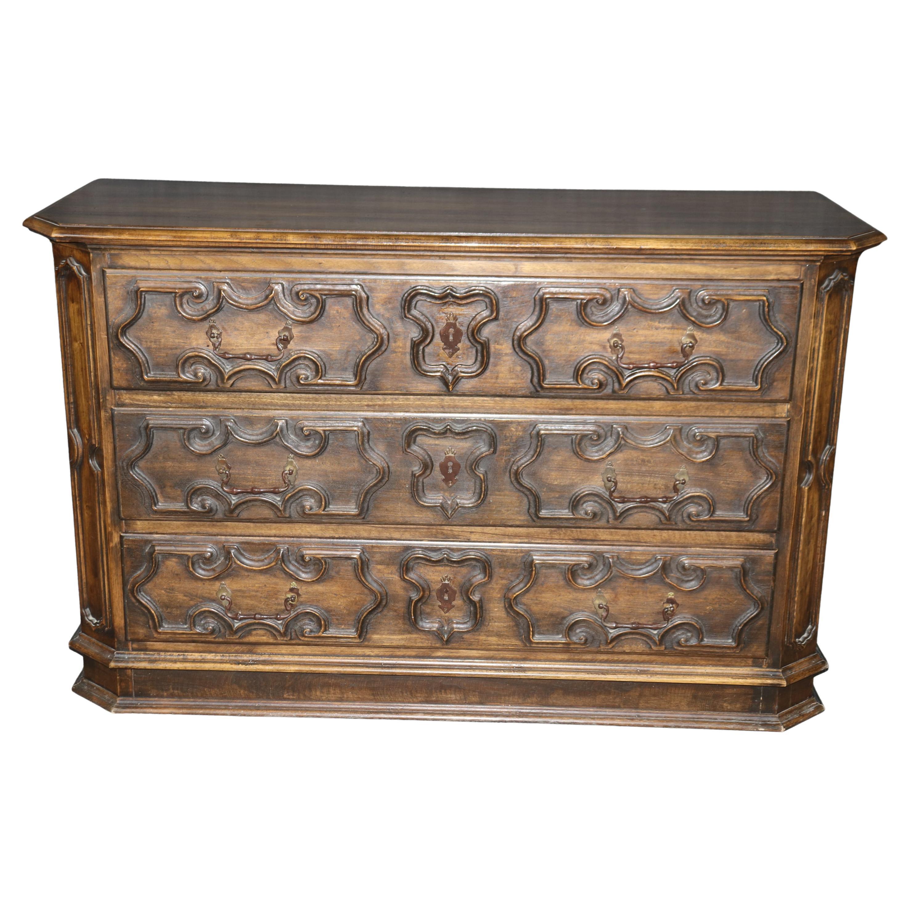Vintage Country francese in stile Luigi XIV con tre cassetti in legno afflosciato