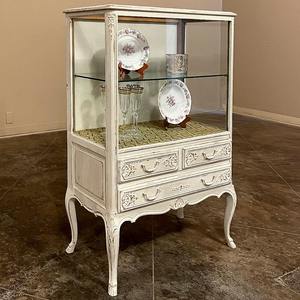 Vintage Country French Louis XV Painted Vitrine In Good Condition For Sale In Dallas, TX