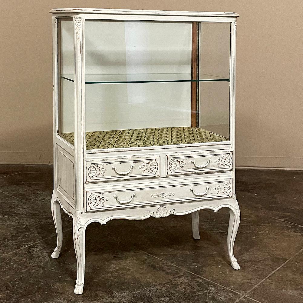 20th Century Vintage Country French Louis XV Painted Vitrine For Sale