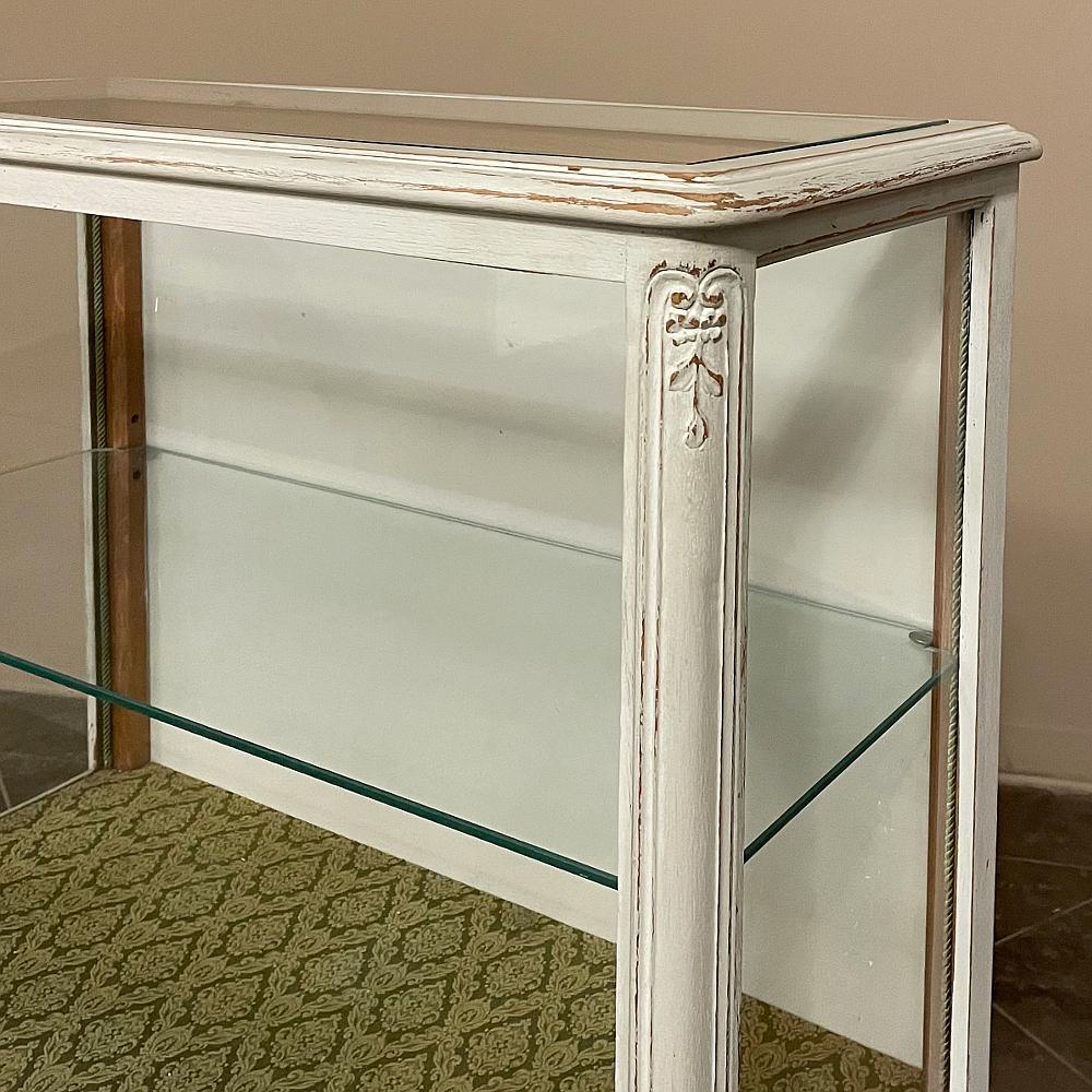 Vintage Country French Louis XV Painted Vitrine For Sale 1