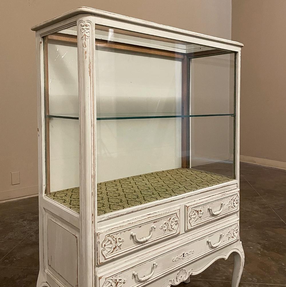 Vintage Country French Louis XV Painted Vitrine For Sale 3
