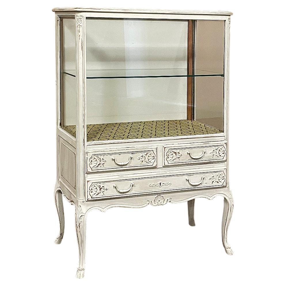 Vitrine française vintage peinte style Louis XV style campagnard