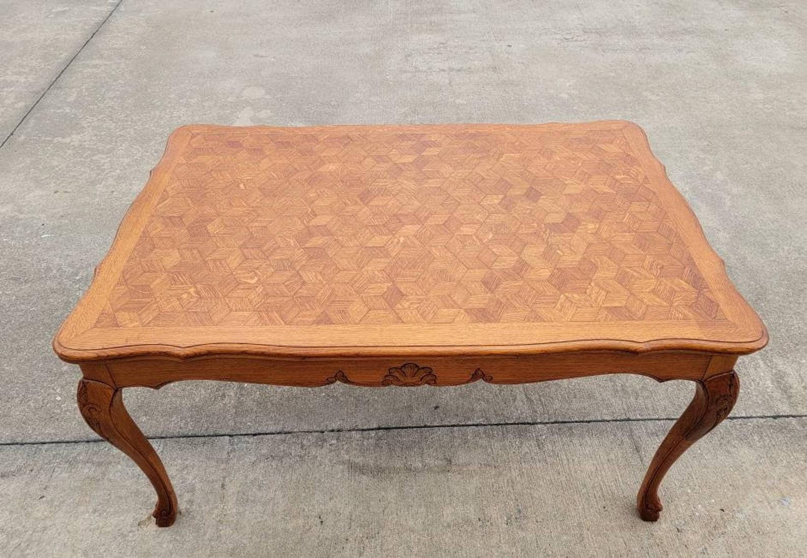 Ein eleganter Esstisch aus geschnitzter Eiche im französischen Louis-XV-Stil aus dem frühen/mittleren 20. Jahrhundert. 

Dieser Louis XV-Tisch verfügt über zwei ausziehbare Platten, die bei Nichtgebrauch unter der Tischplatte ruhen und bei Bedarf